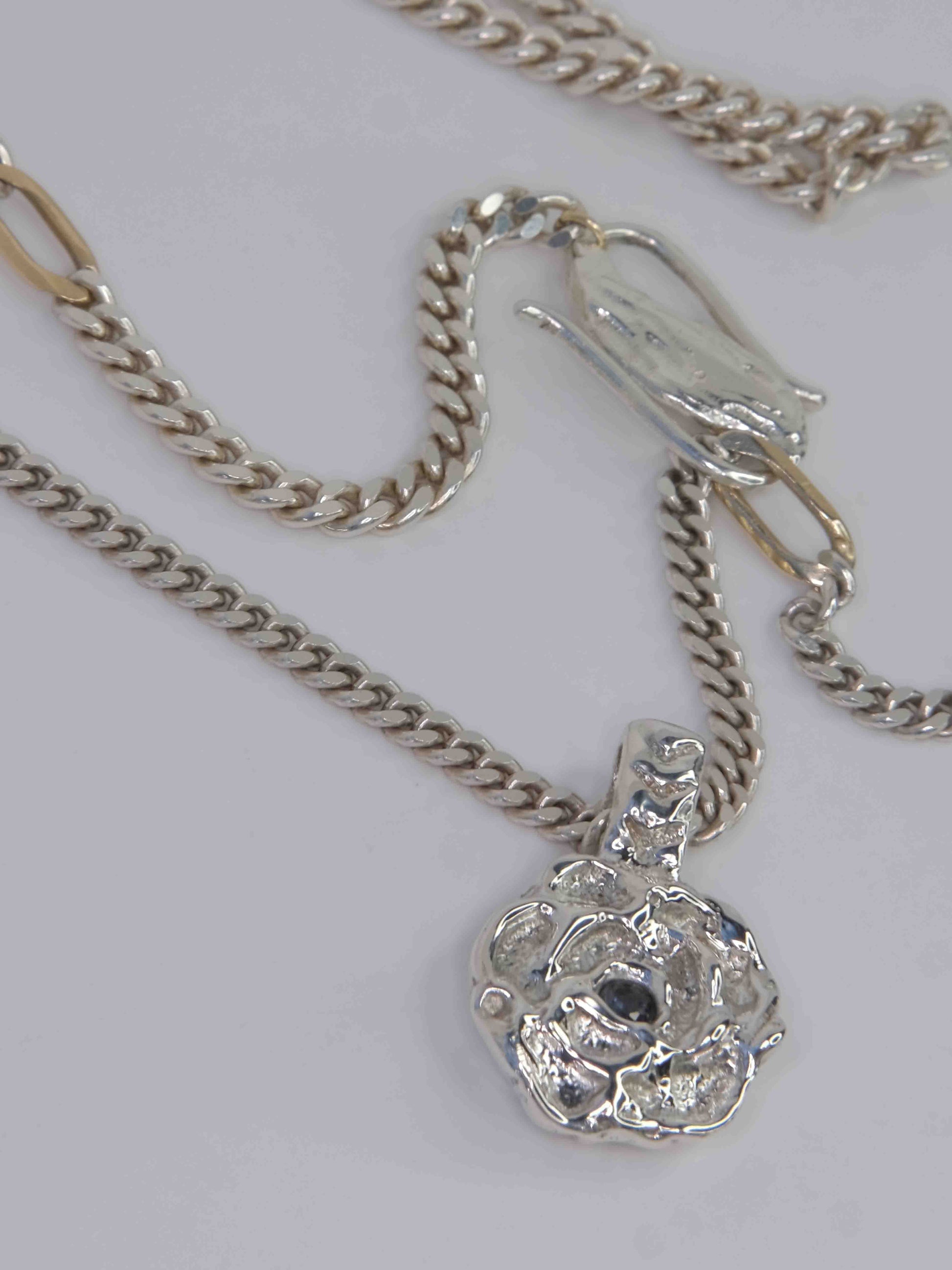 Delikate, wachsmodellierte Blütenblatt-Halskette – handgefertigt und sandgegossen aus 925 Sterling-Silber mit einem blauem Saphir im Zentrum. Die Panzerkette wird durch 9k Gold-Glieder kombiniert, was der Kette einen edlen und einzigartigen Charme verleiht. Diese Schmuckkreation ist designed und made in Berlin.