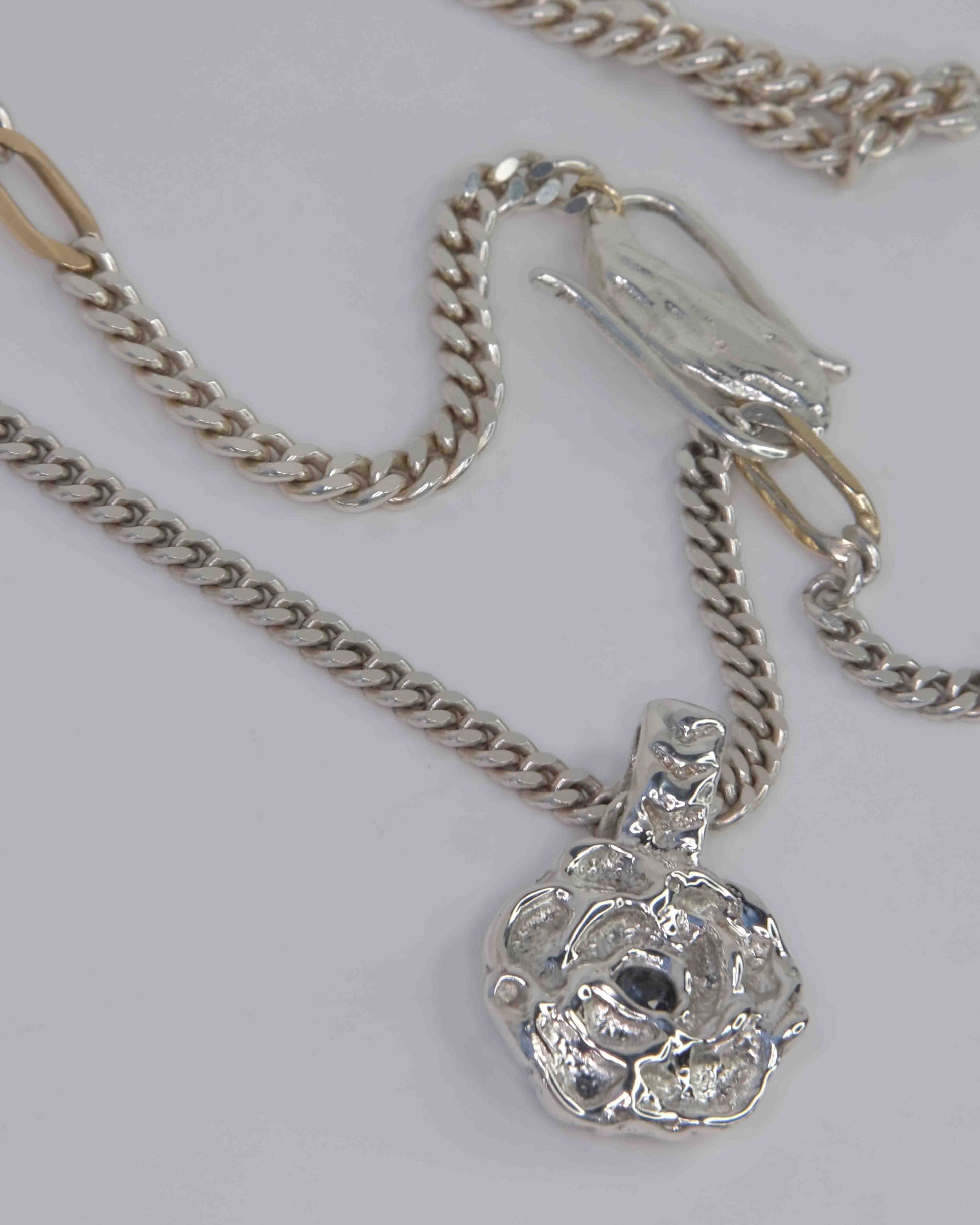 Delikate, wachsmodellierte Blütenblatt-Halskette – handgefertigt und sandgegossen aus 925 Sterling-Silber mit einem blauem Saphir im Zentrum. Die Panzerkette wird durch 9k Gold-Glieder kombiniert, was der Kette einen edlen und einzigartigen Charme verleiht. Diese Schmuckkreation ist designed und made in Berlin.