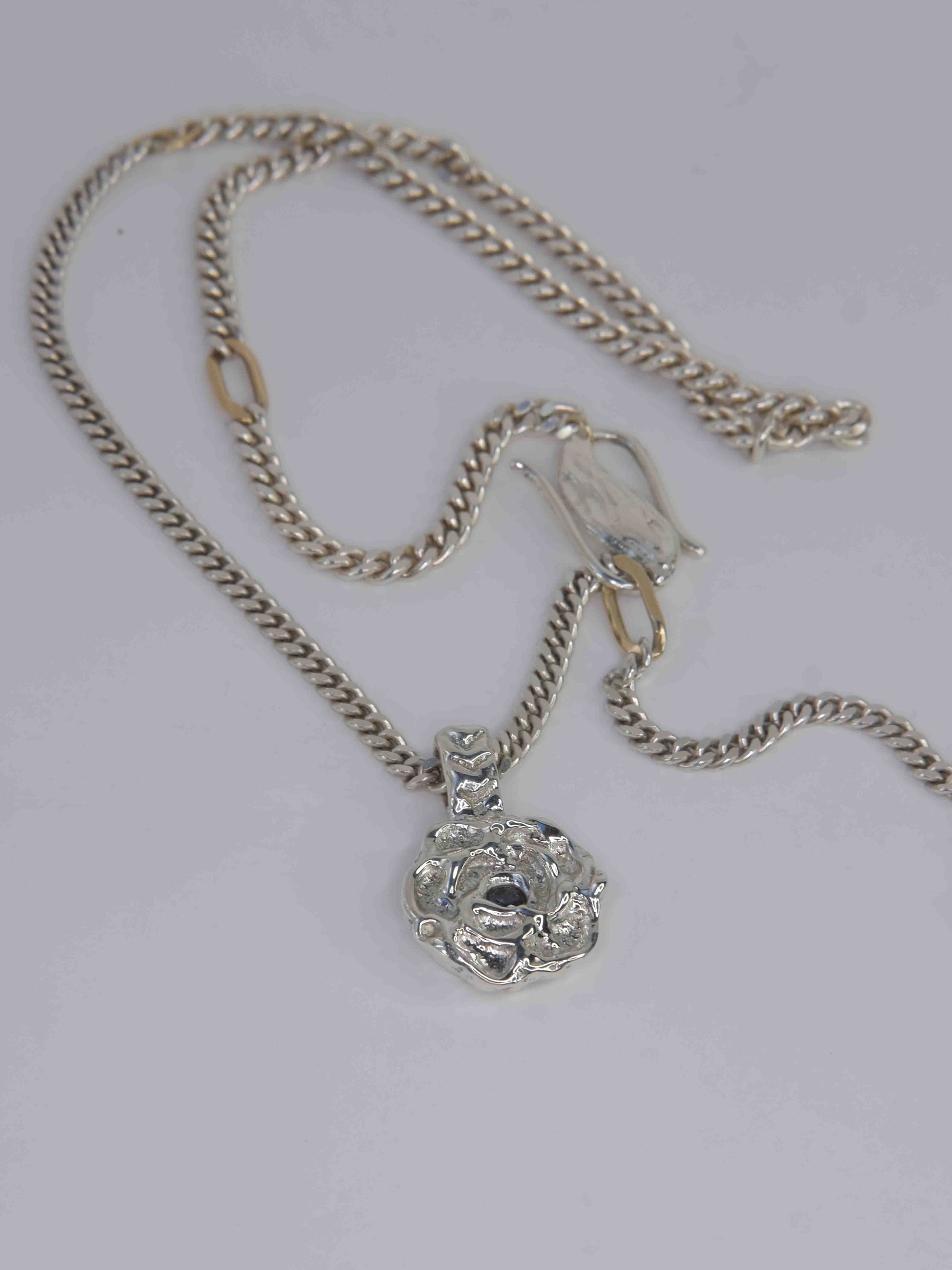 Delikate, wachsmodellierte Blütenblatt-Halskette – handgefertigt und sandgegossen aus 925 Sterling-Silber mit einem blauem Saphir im Zentrum. Die Panzerkette wird durch 9k Gold-Glieder kombiniert, was der Kette einen edlen und einzigartigen Charme verleiht. Diese Schmuckkreation ist designed und made in Berlin.