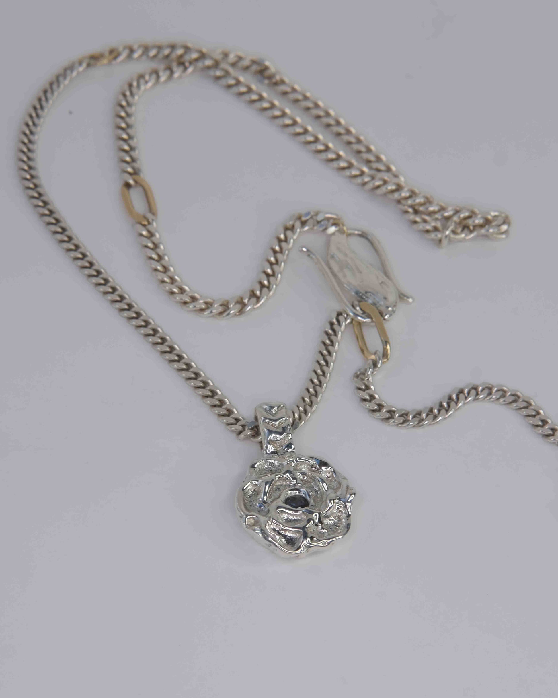 Delikate, wachsmodellierte Blütenblatt-Halskette – handgefertigt und sandgegossen aus 925 Sterling-Silber mit einem blauem Saphir im Zentrum. Die Panzerkette wird durch 9k Gold-Glieder kombiniert, was der Kette einen edlen und einzigartigen Charme verleiht. Diese Schmuckkreation ist designed und made in Berlin.