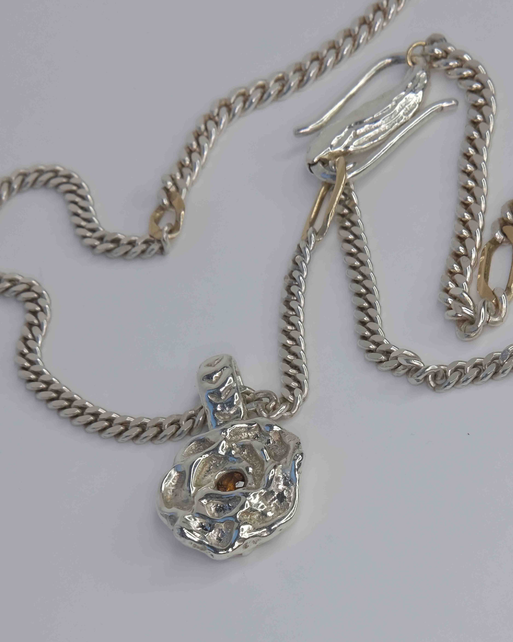 Delikate, wachsmodellierte Blütenblatt-Halskette – handgefertigt und sandgegossen aus 925 Sterling-Silber mit einem orangefarbenen Saphir im Zentrum. Die Panzerkette wird durch 9k Gold-Glieder kombiniert, was der Kette einen edlen und einzigartigen Charme verleiht. Diese Schmuckkreation ist designed und made in Berlin.
