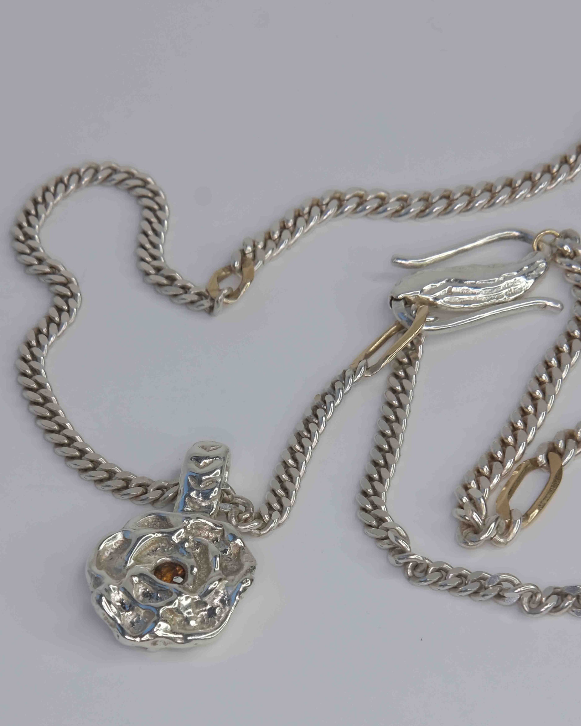 Delikate, wachsmodellierte Blütenblatt-Halskette – handgefertigt und sandgegossen aus 925 Sterling-Silber mit einem orangefarbenen Saphir im Zentrum. Die Panzerkette wird durch 9k Gold-Glieder kombiniert, was der Kette einen edlen und einzigartigen Charme verleiht. Diese Schmuckkreation ist designed und made in Berlin.