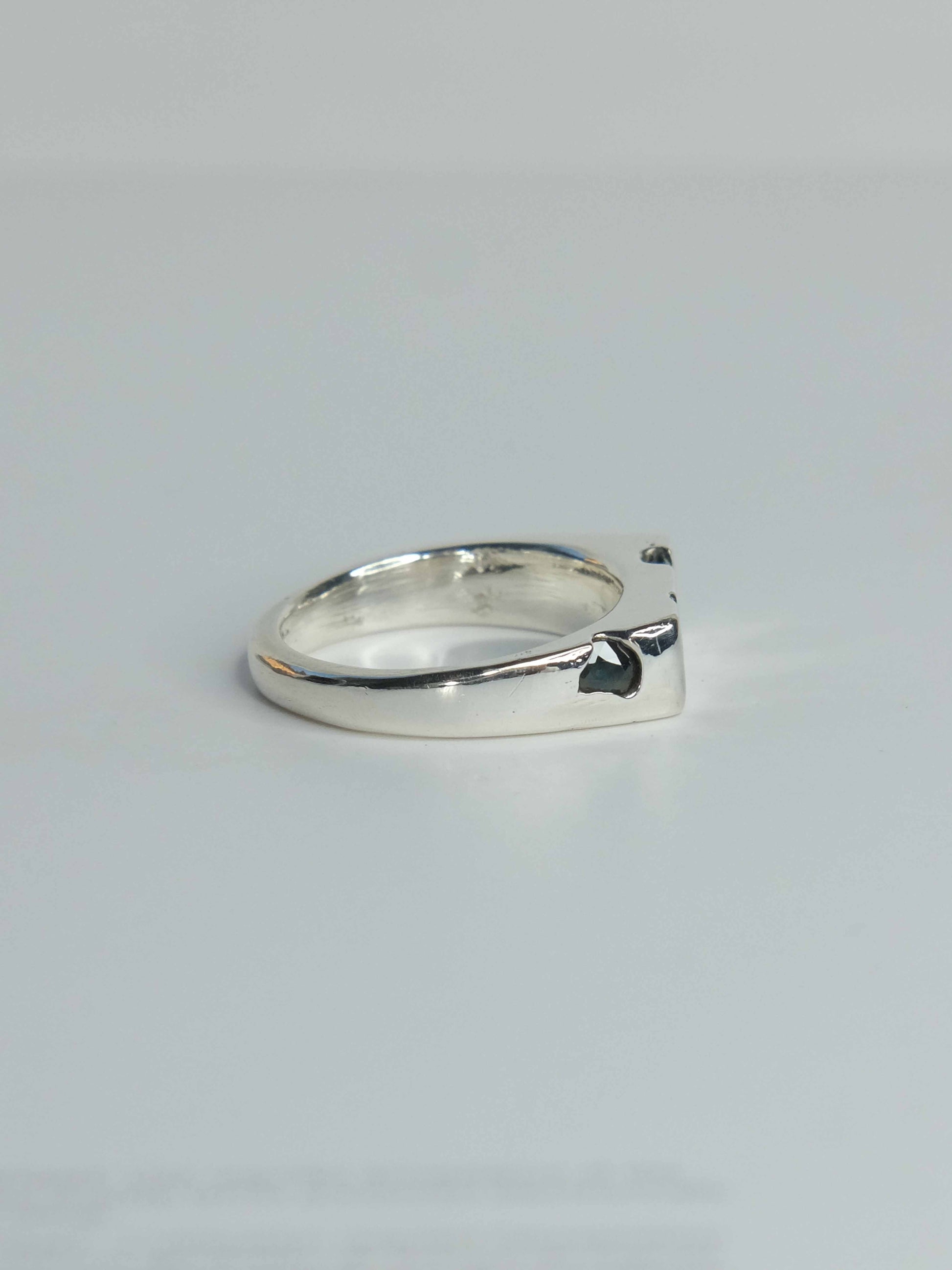 Handgefertigter Celestia Siegelring aus 925 Sterling-Silber mit glatter Oberfläche in schlanker Form, durch Sandguss gefertigt mit grünen und blauen Saphiren – designed und made in Berlin.