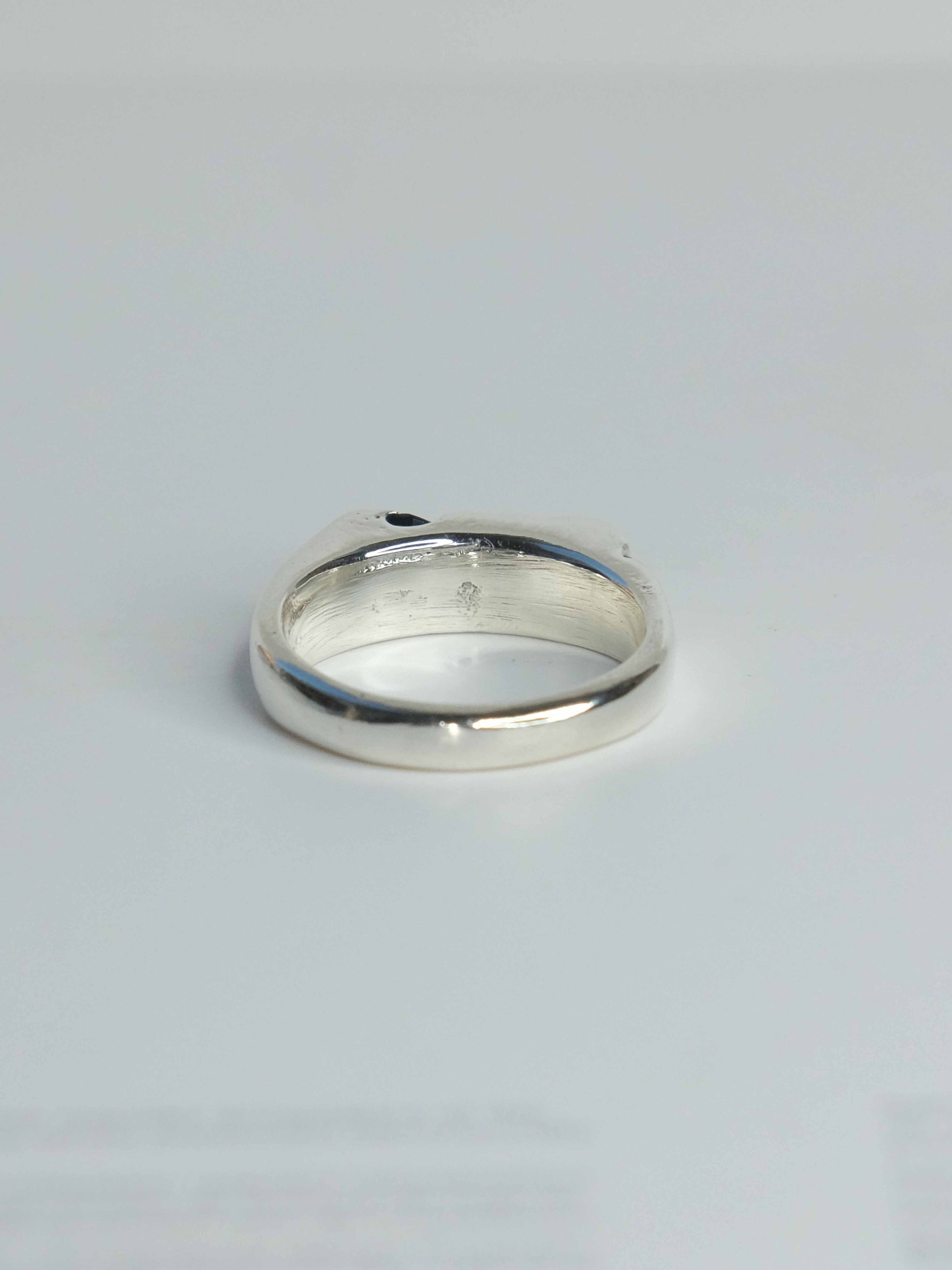Handgefertigter Celestia Siegelring aus 925 Sterling-Silber mit glatter Oberfläche in schlanker Form, durch Sandguss gefertigt mit grünen und blauen Saphiren – designed und made in Berlin.