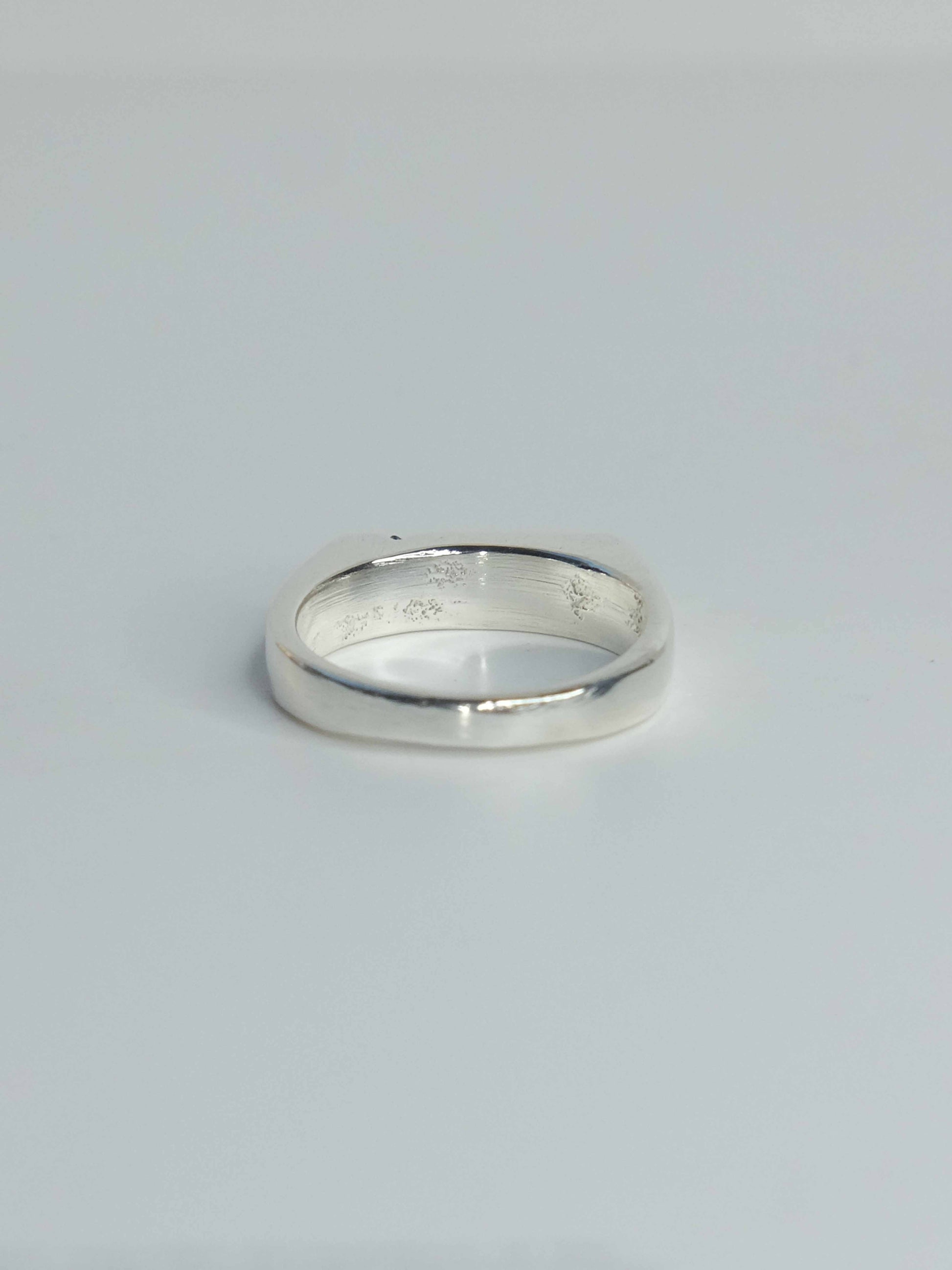 Handgefertigter Celestia Siegelring aus 925 Sterling-Silber mit glatter Oberfläche in schlanker Form, durch Sandguss gefertigt mit blauen violetten und pinken Saphiren – designed und made in Berlin.