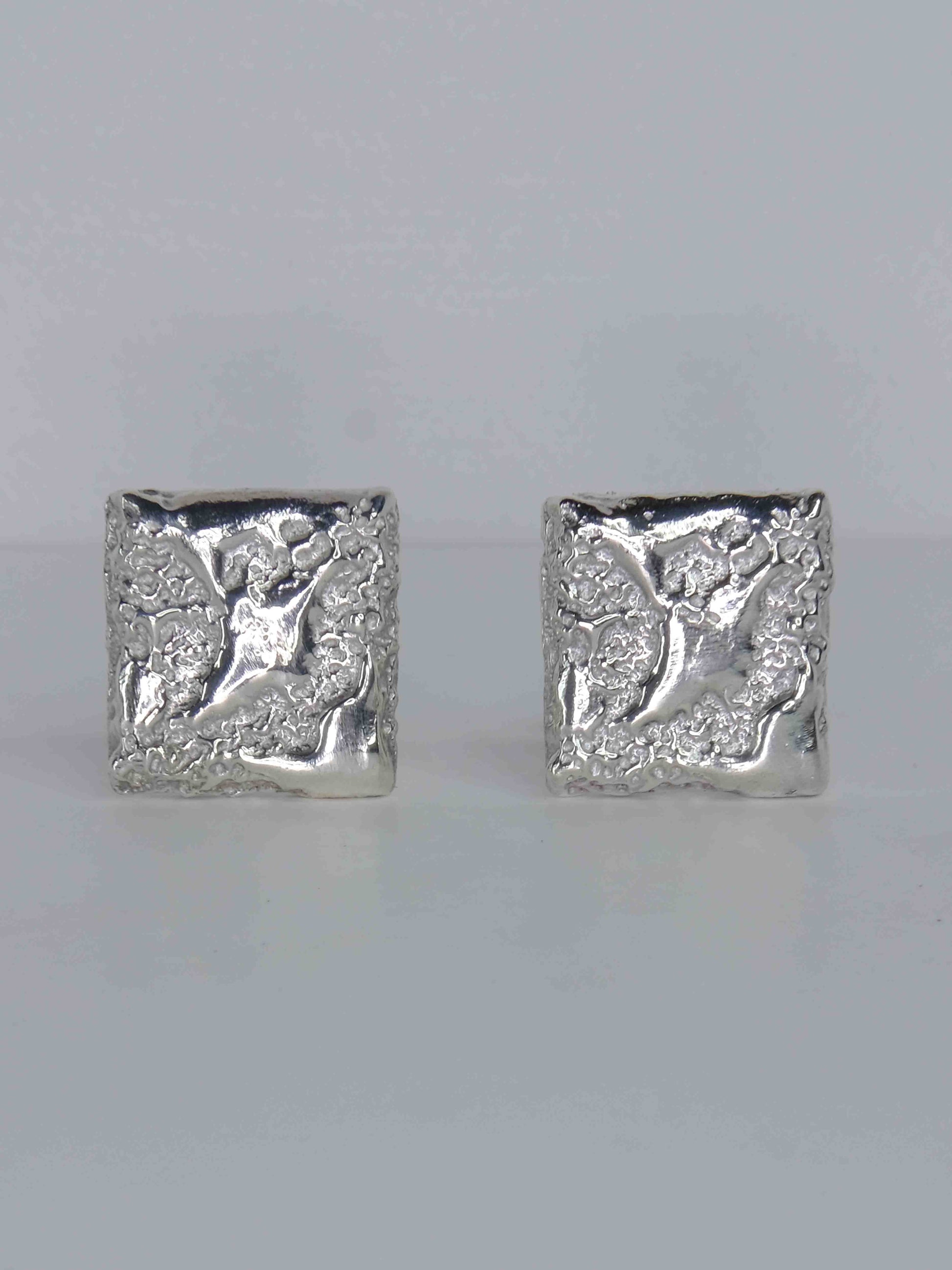 Handgefertigte Manschetten aus 925 Sterling-Silber strukturierter Oberfläche, durch Sandguss gefertigt– designed und made in Berlin.
