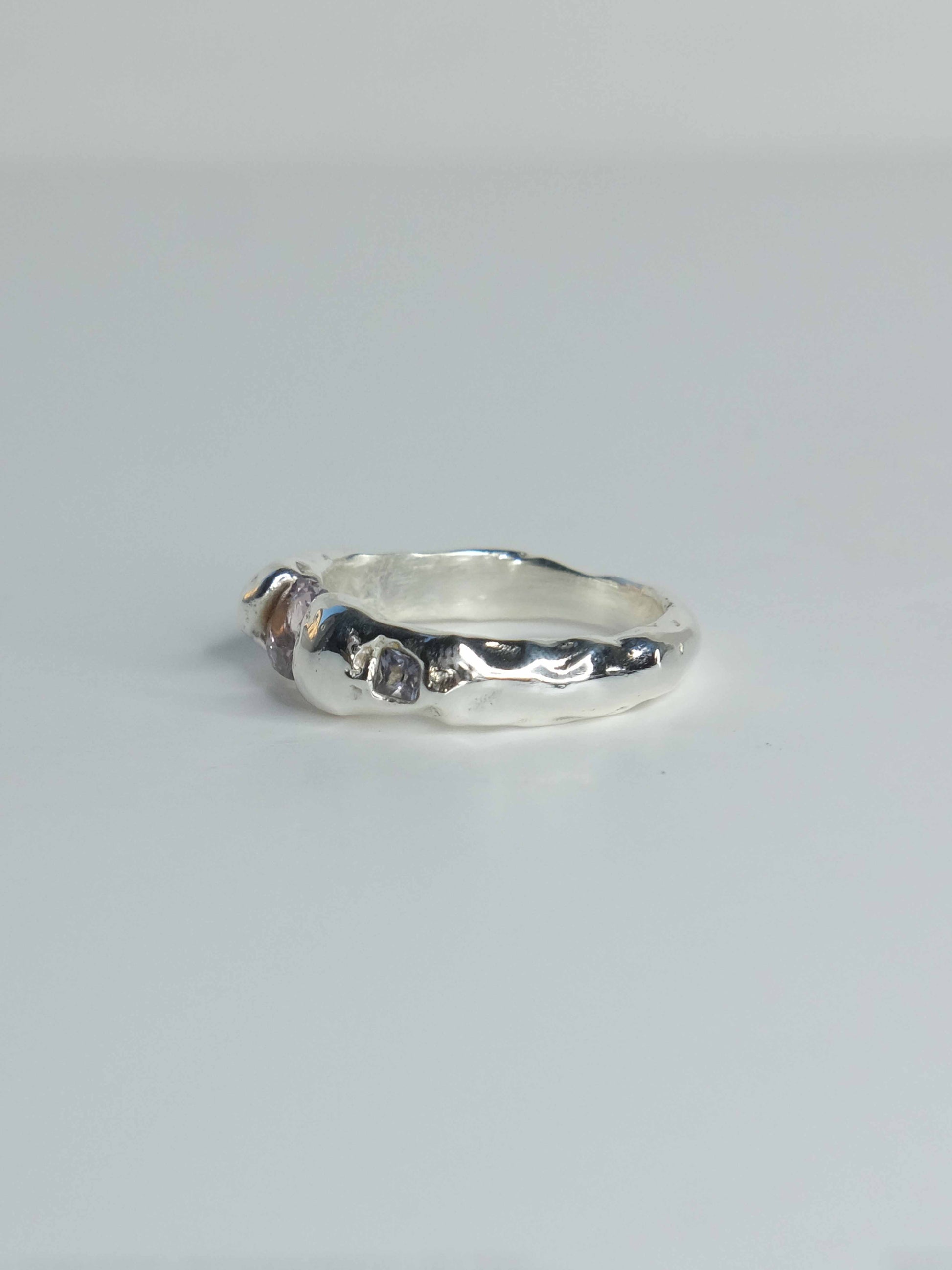 Nova Ring aus 925 Sterling-Silber mit organisch geformter Silhouette und funkelnden Saphiren in lavendel. Handgefertigt und designed in Berlin.