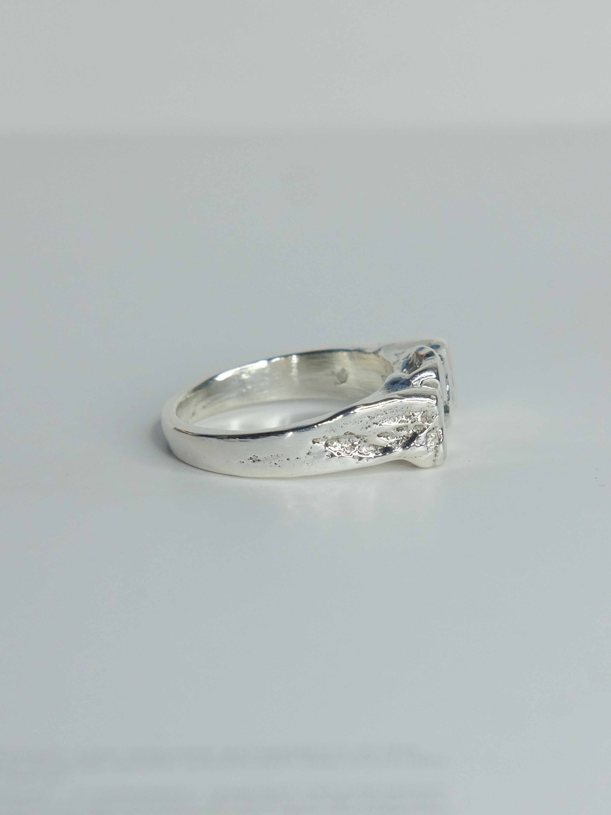 Handgefertigter Pebbles Ring aus 925 Sterling-Silber mit fließenden, organischen Formen, durch Sandguss gefertigt – designed und made in Berlin.