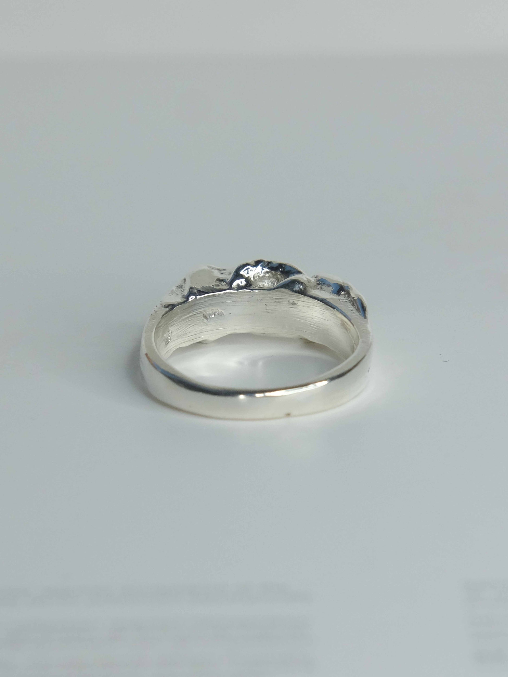 Handgefertigter Pebbles Ring aus 925 Sterling-Silber mit fließenden, organischen Formen, durch Sandguss gefertigt – designed und made in Berlin.