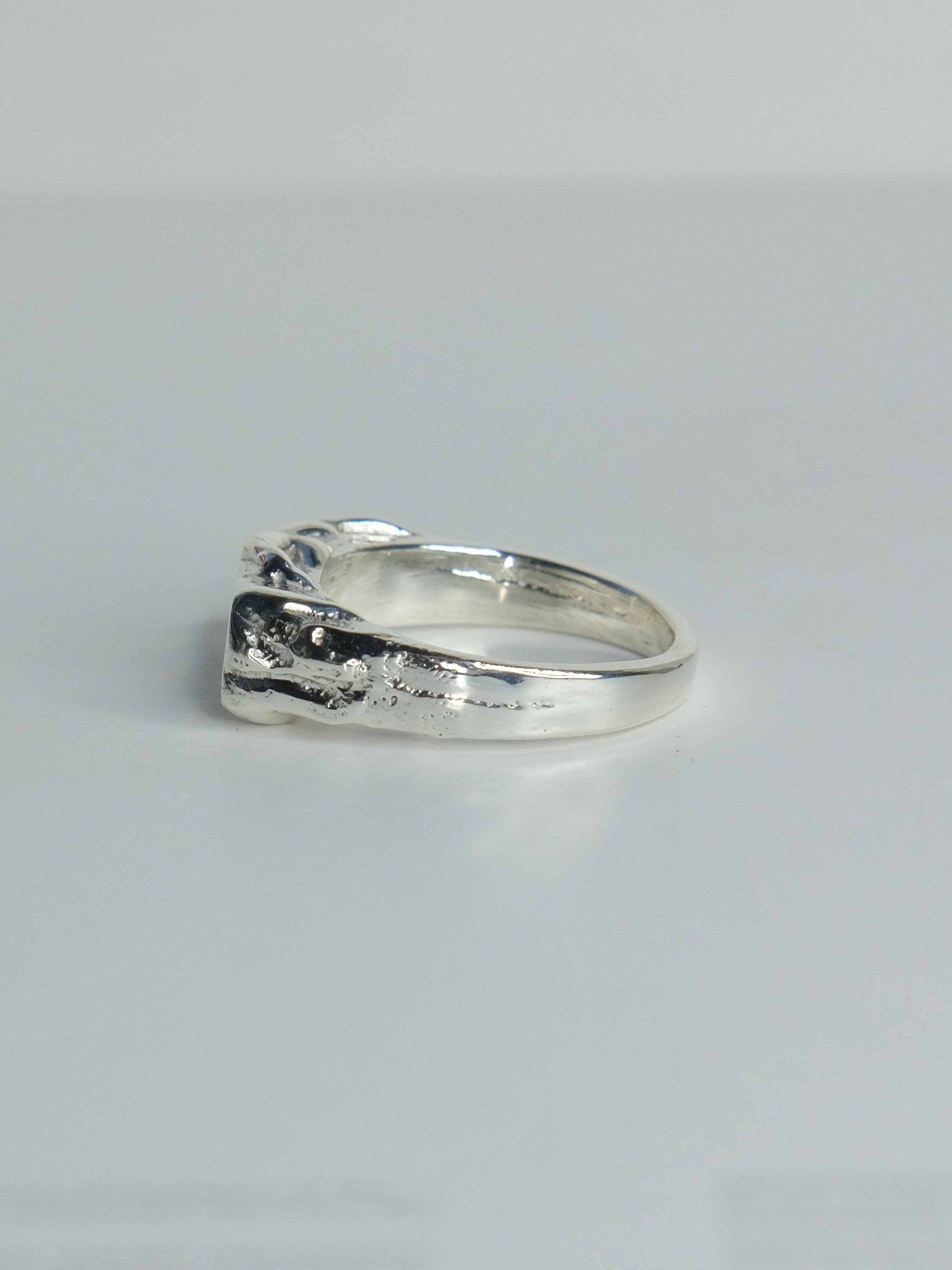 Handgefertigter Pebbles Ring aus 925 Sterling-Silber mit fließenden, organischen Formen, durch Sandguss gefertigt – designed und made in Berlin.