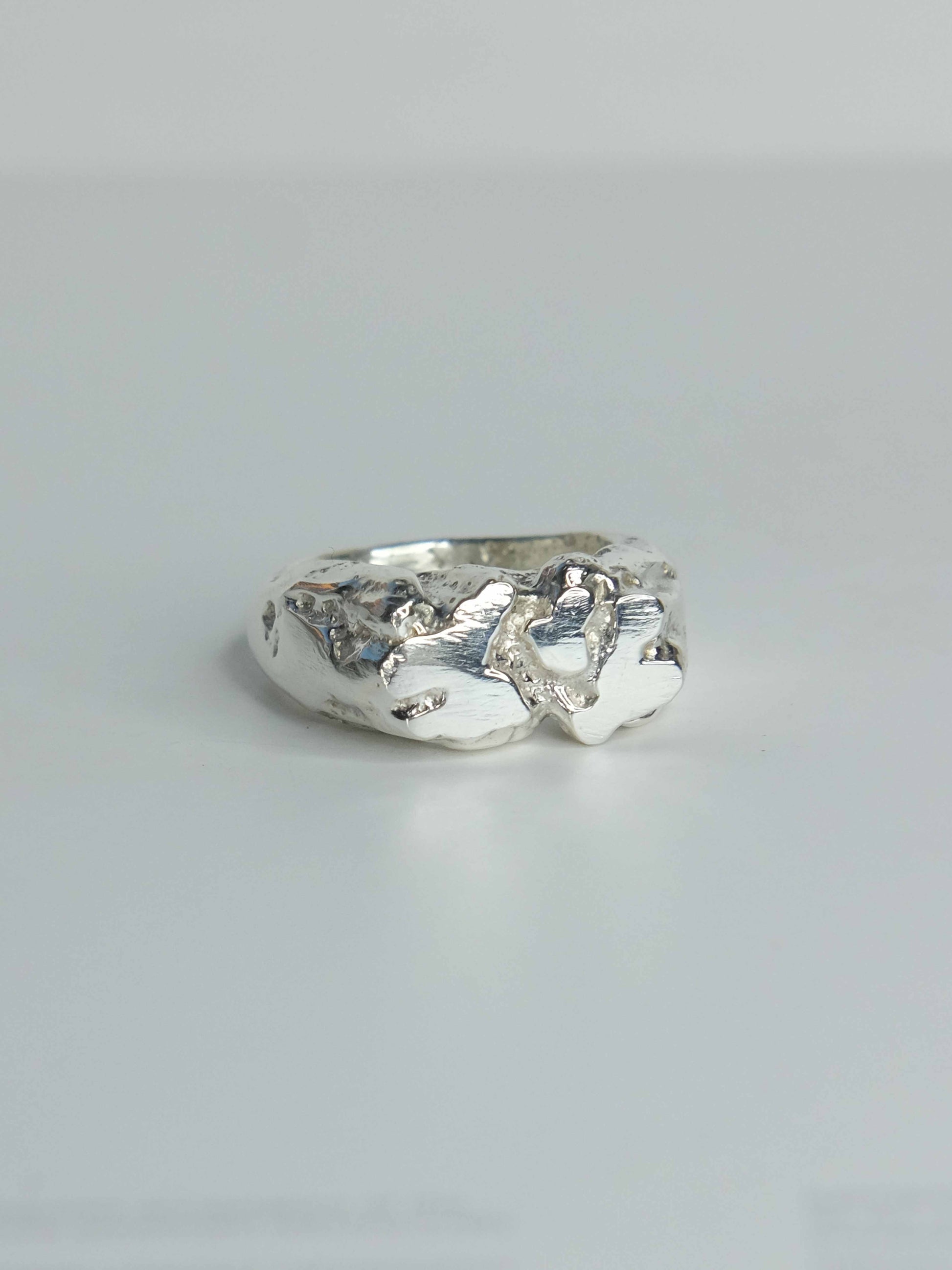 Handgefertigter Pebbles Ring aus 925 Sterling-Silber mit fließenden, organischen Formen, durch Sandguss gefertigt – designed und made in Berlin.