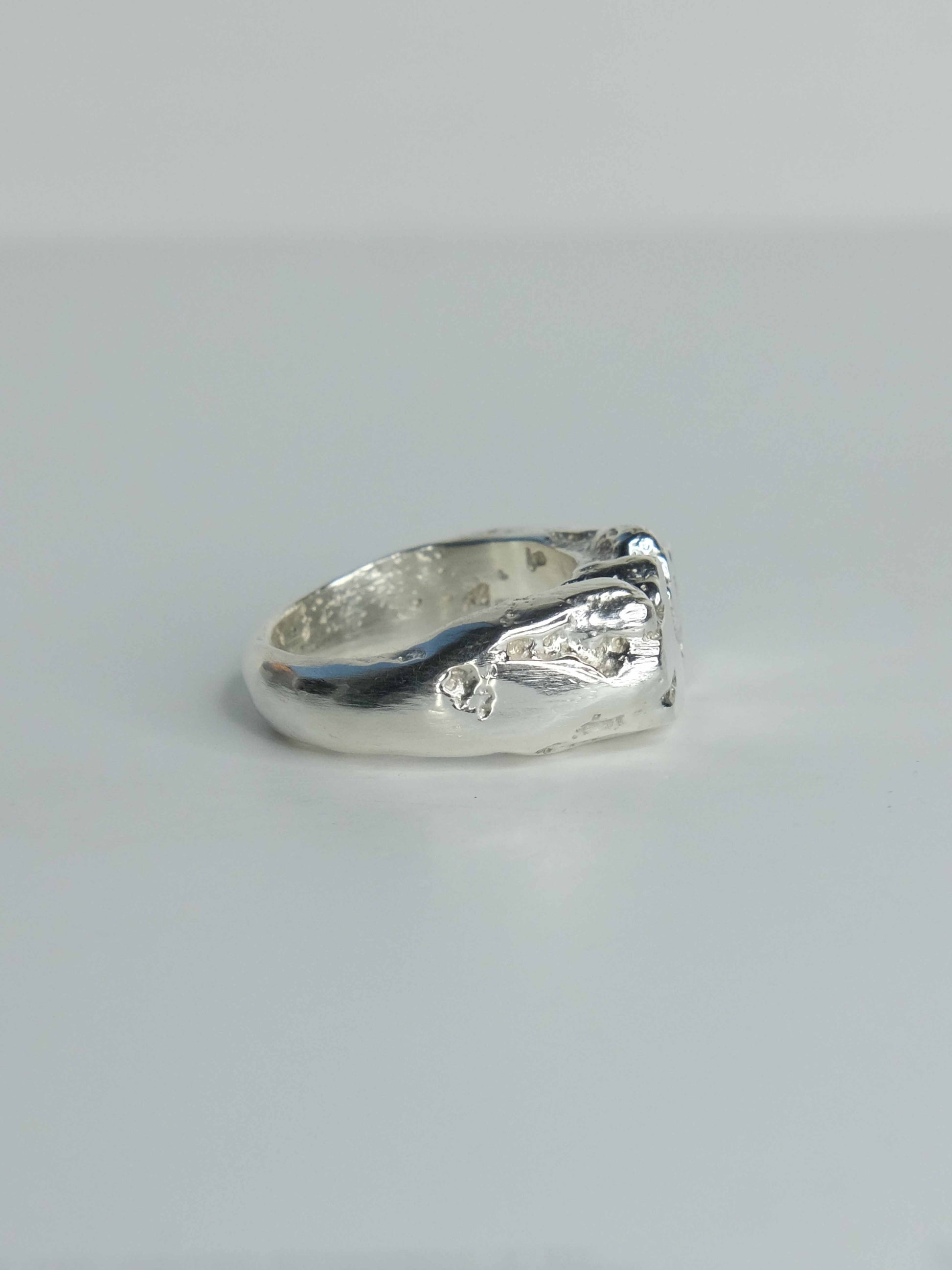 Handgefertigter Pebbles Ring aus 925 Sterling-Silber mit fließenden, organischen Formen, durch Sandguss gefertigt – designed und made in Berlin.