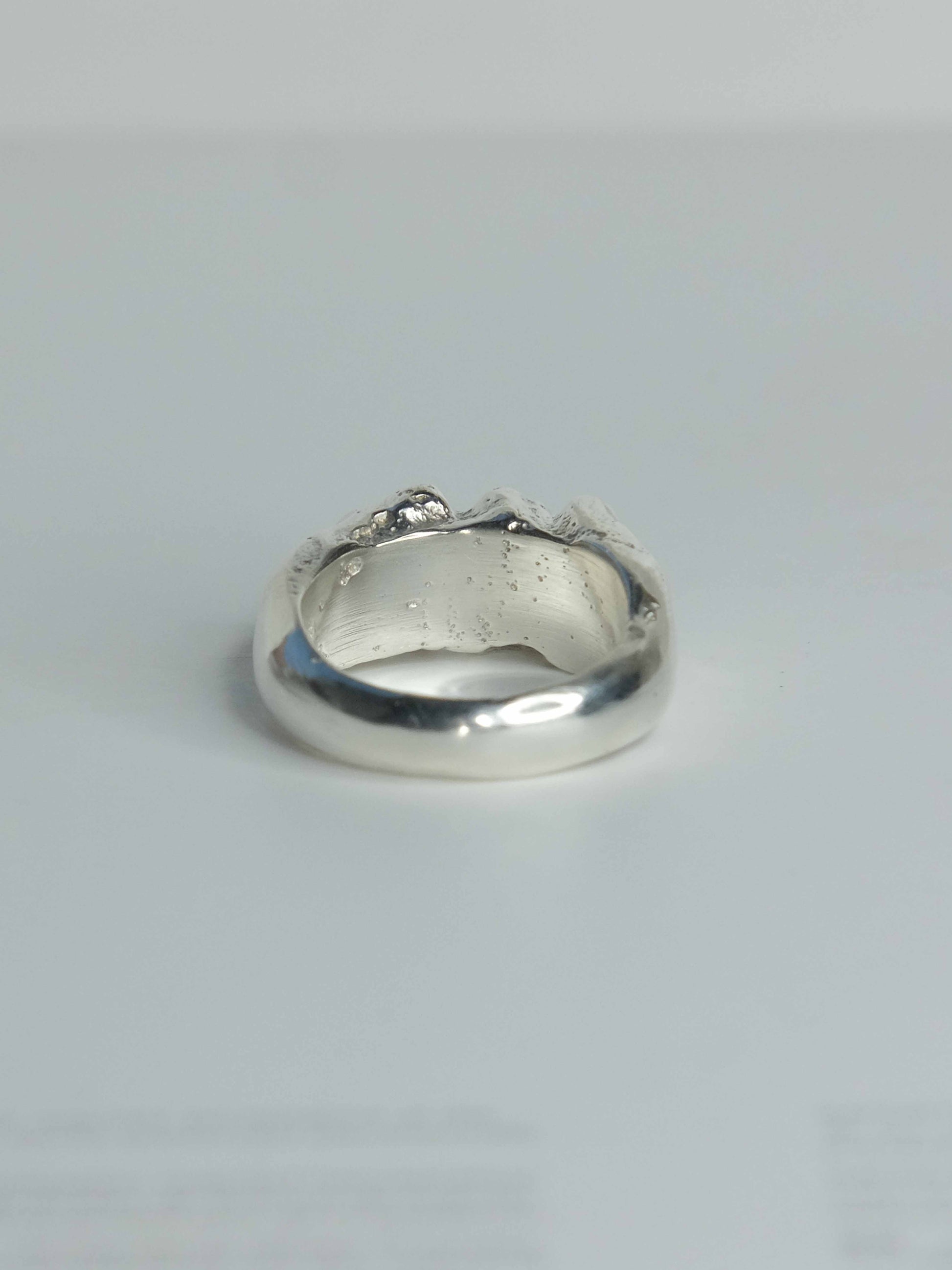 Handgefertigter Pebbles Ring aus 925 Sterling-Silber mit fließenden, organischen Formen, durch Sandguss gefertigt – designed und made in Berlin.
