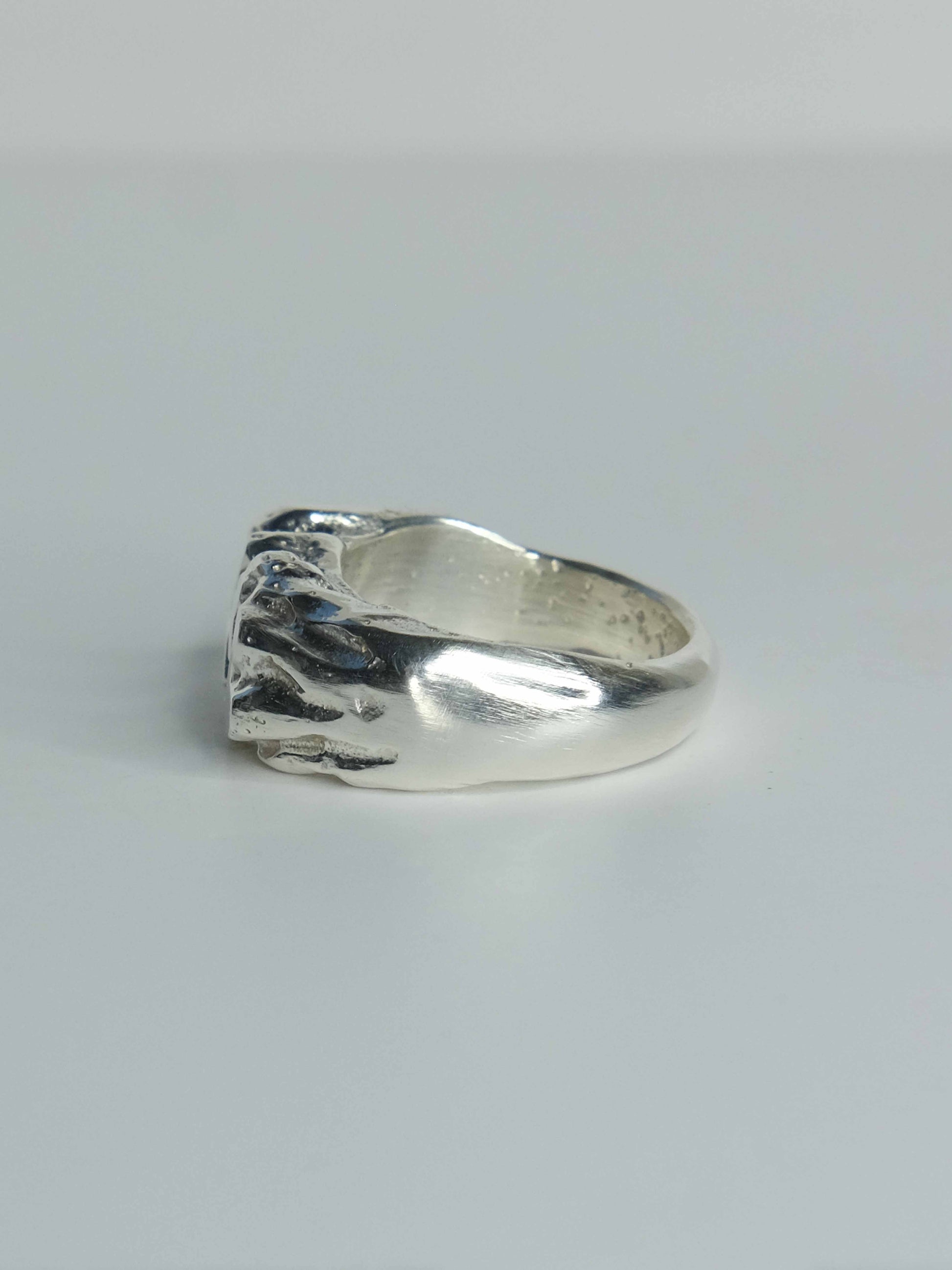 Handgefertigter Pebbles Ring aus 925 Sterling-Silber mit fließenden, organischen Formen, durch Sandguss gefertigt – designed und made in Berlin.