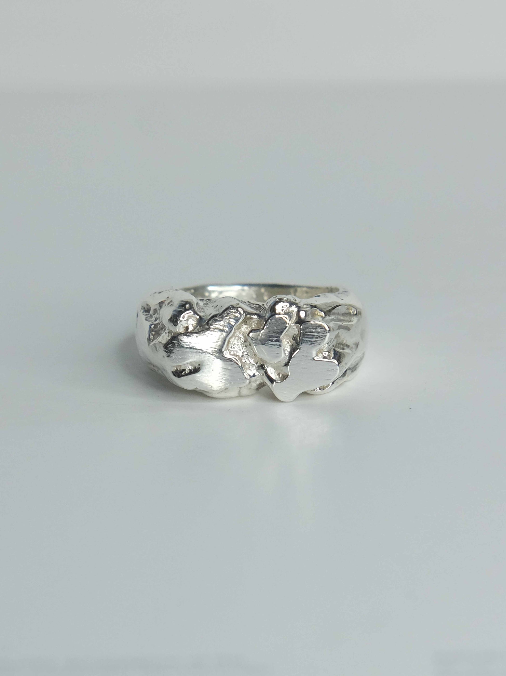 Handgefertigter Pebbles Ring aus 925 Sterling-Silber mit fließenden, organischen Formen, durch Sandguss gefertigt – designed und made in Berlin.