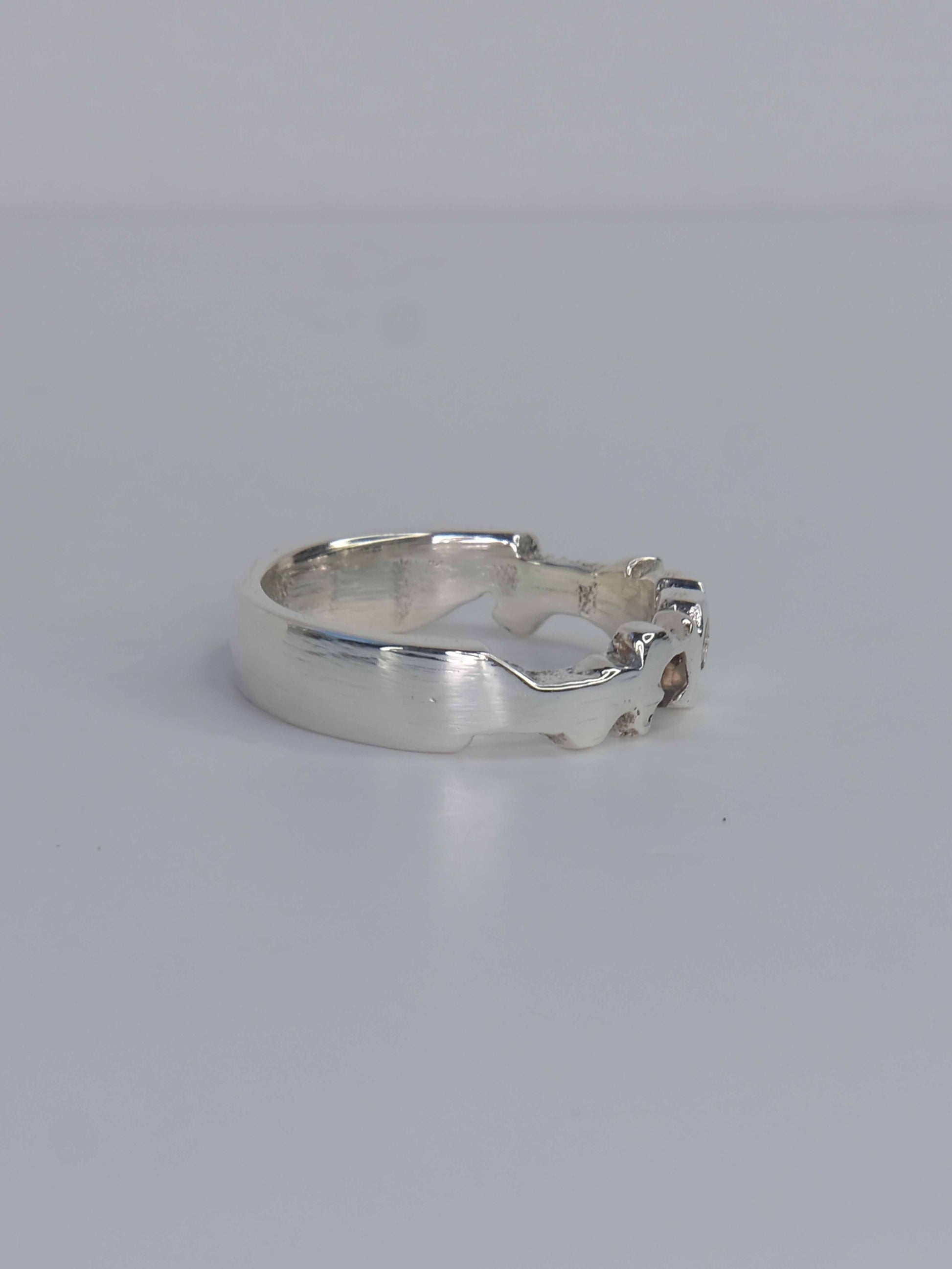 Tankwa Ring aus 925 Sterling-Silber mit strukturierten Oberflächen, die an die scharfen Wüstensteine des Tankwa Karoo Nationalparks erinnern. Verziert mit kleinen quadratischen Saphiren in verschiedenen Blau- und Lilatönen. Handgefertigt und designed in Berlin.