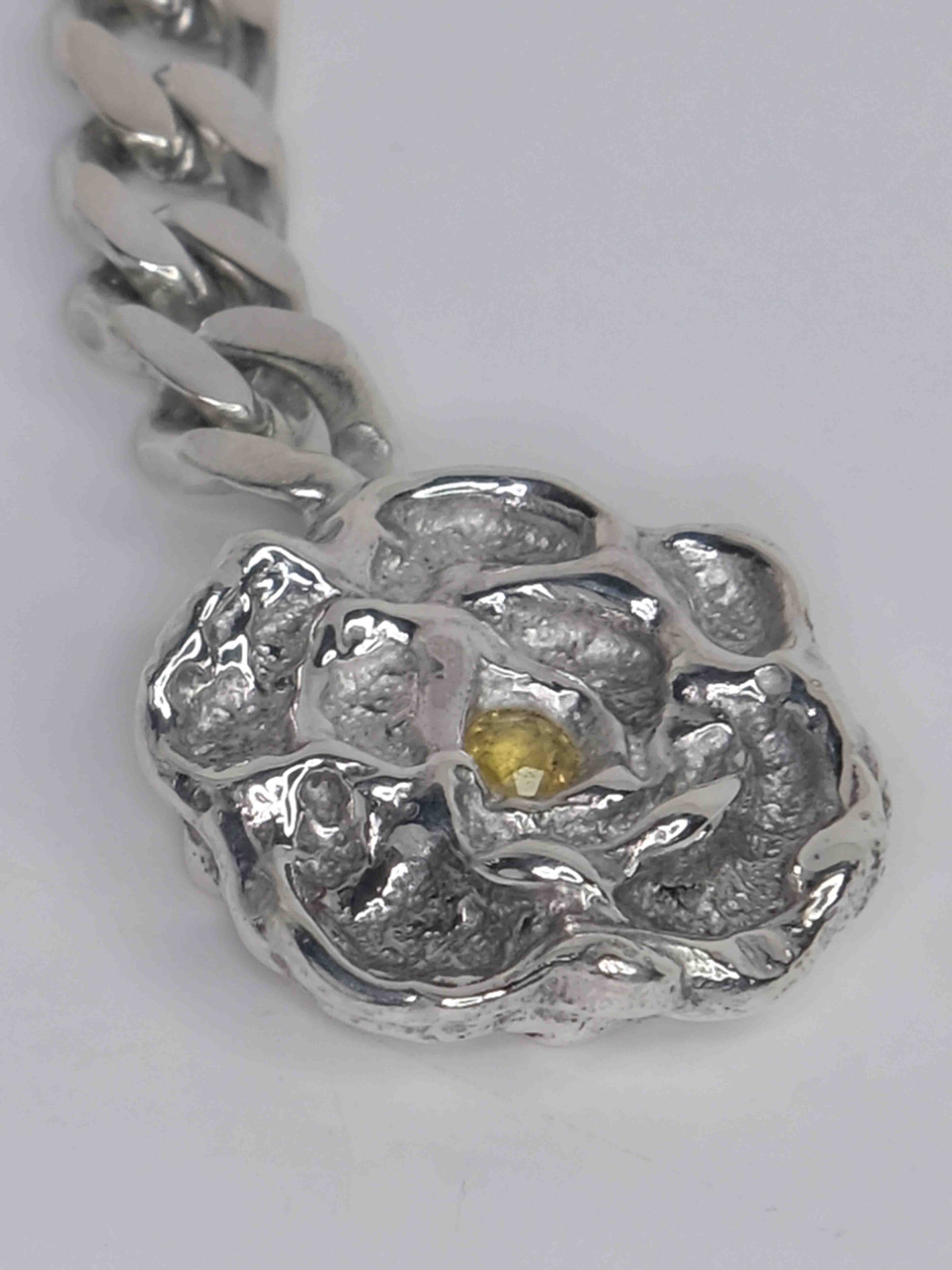 Handgefertigter Schlüsselanhänger aus 925 Sterling-Silber mit wachsmodellierten Blütenblättern, durch Sandguss gefertigt, und gelbem Saphir – designed und made in Berlin.