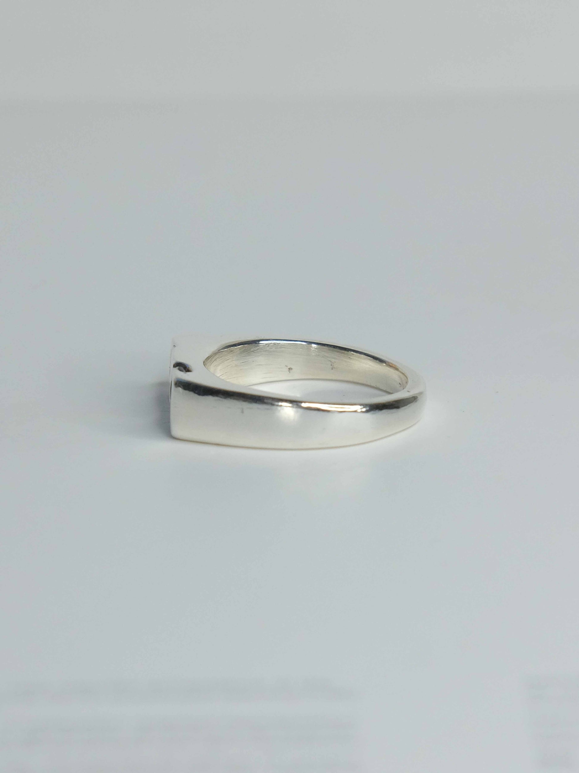 Handgefertigter Celestia Siegelring aus 925 Sterling-Silber mit glatter Oberfläche in schlanker Form, durch Sandguss gefertigt mit grünen und blauen Saphiren – designed und made in Berlin.
