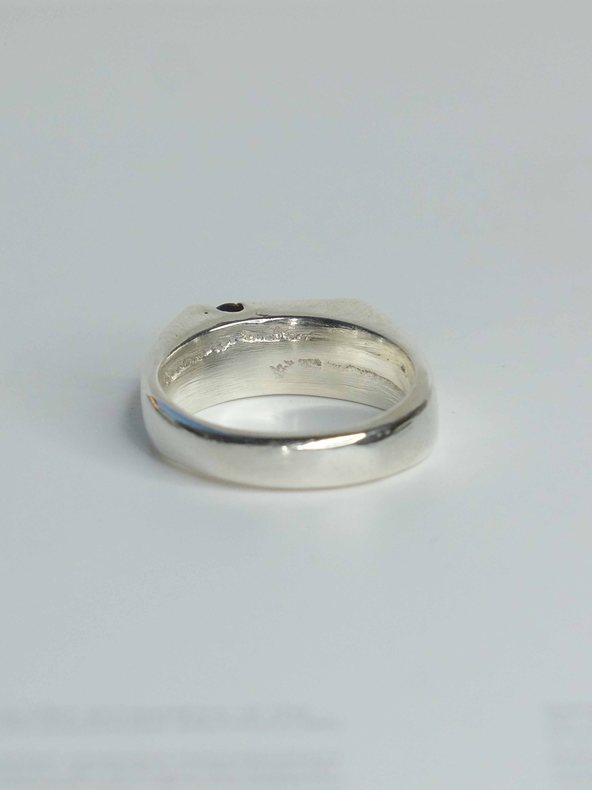 Handgefertigter Celestia Siegelring aus 925 Sterling-Silber mit glatter Oberfläche in schlanker Form, durch Sandguss gefertigt mit grünen und roten Saphiren – designed und made in Berlin.