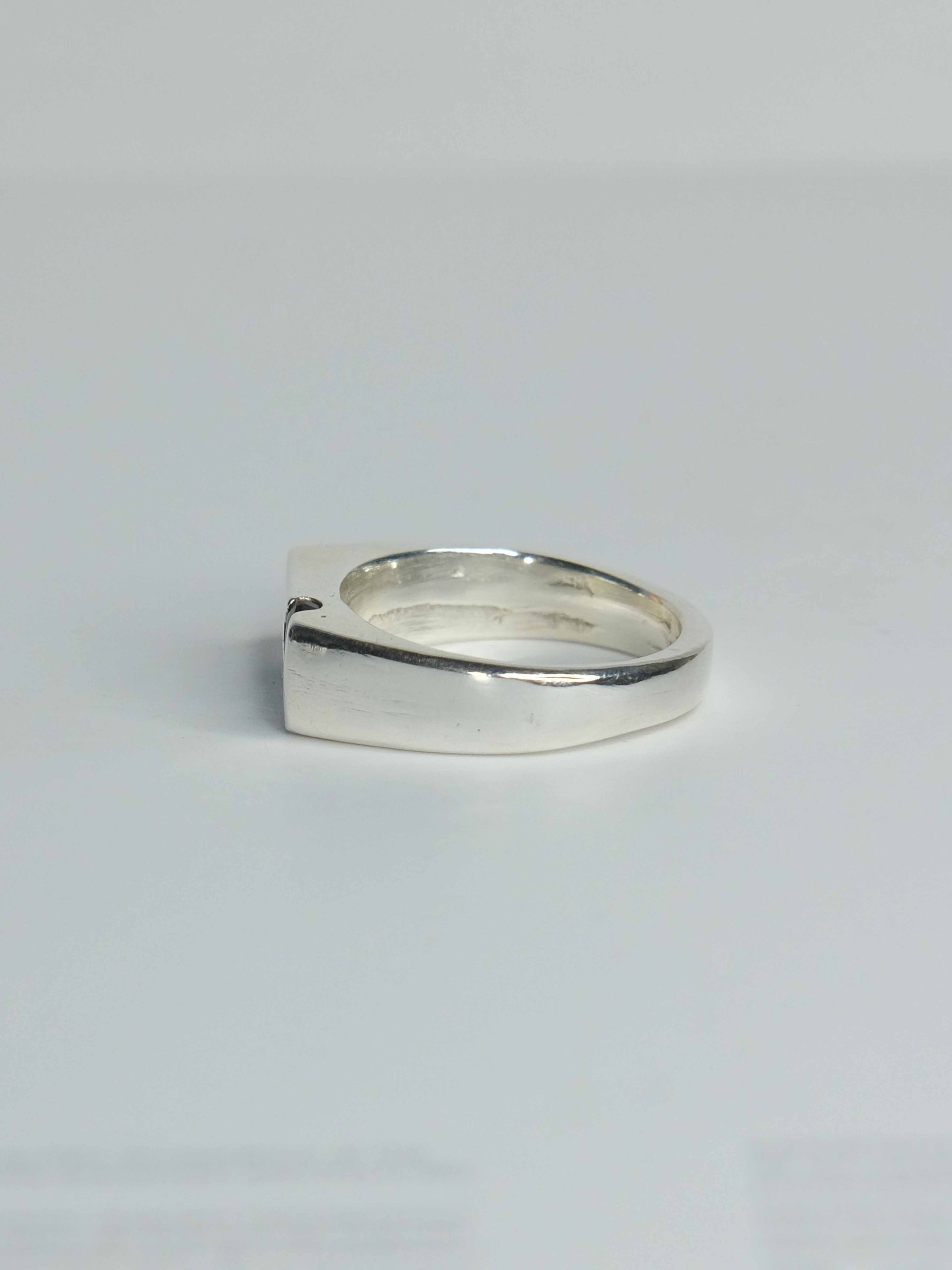 Handgefertigter Celestia Siegelring aus 925 Sterling-Silber mit glatter Oberfläche in schlanker Form, durch Sandguss gefertigt mit grünen und roten Saphiren – designed und made in Berlin.