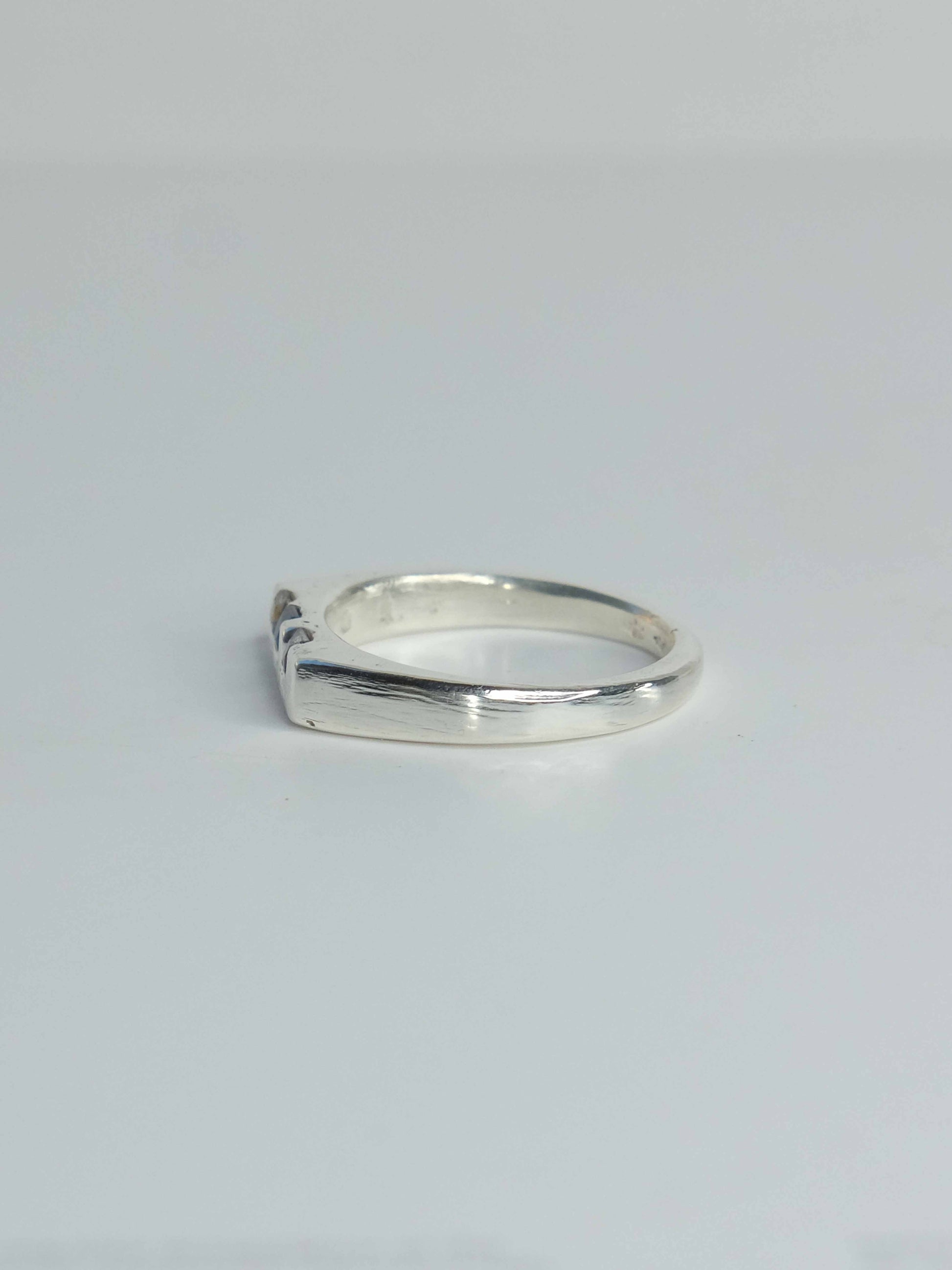 Handgefertigter Celestia Siegelring aus 925 Sterling-Silber mit glatter Oberfläche in schlanker Form, durch Sandguss gefertigt und blauen und transparenten Saphiren – designed und made in Berlin.