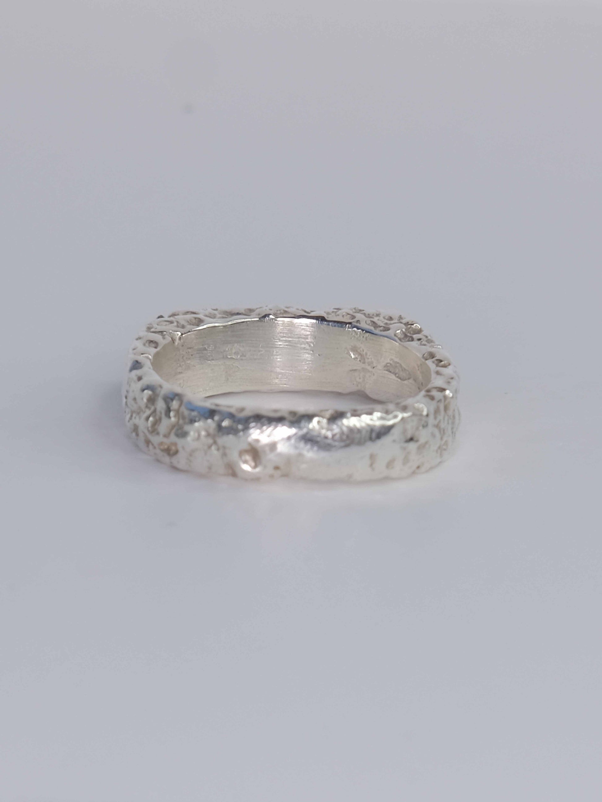 Handgefertigter Dune Siegelring aus 925 Sterling-Silber mit strukturierter Oberfläche in schlanker Form, durch Sandguss gefertigt und mit zwei blauen Saphiren – designed und made in Berlin.