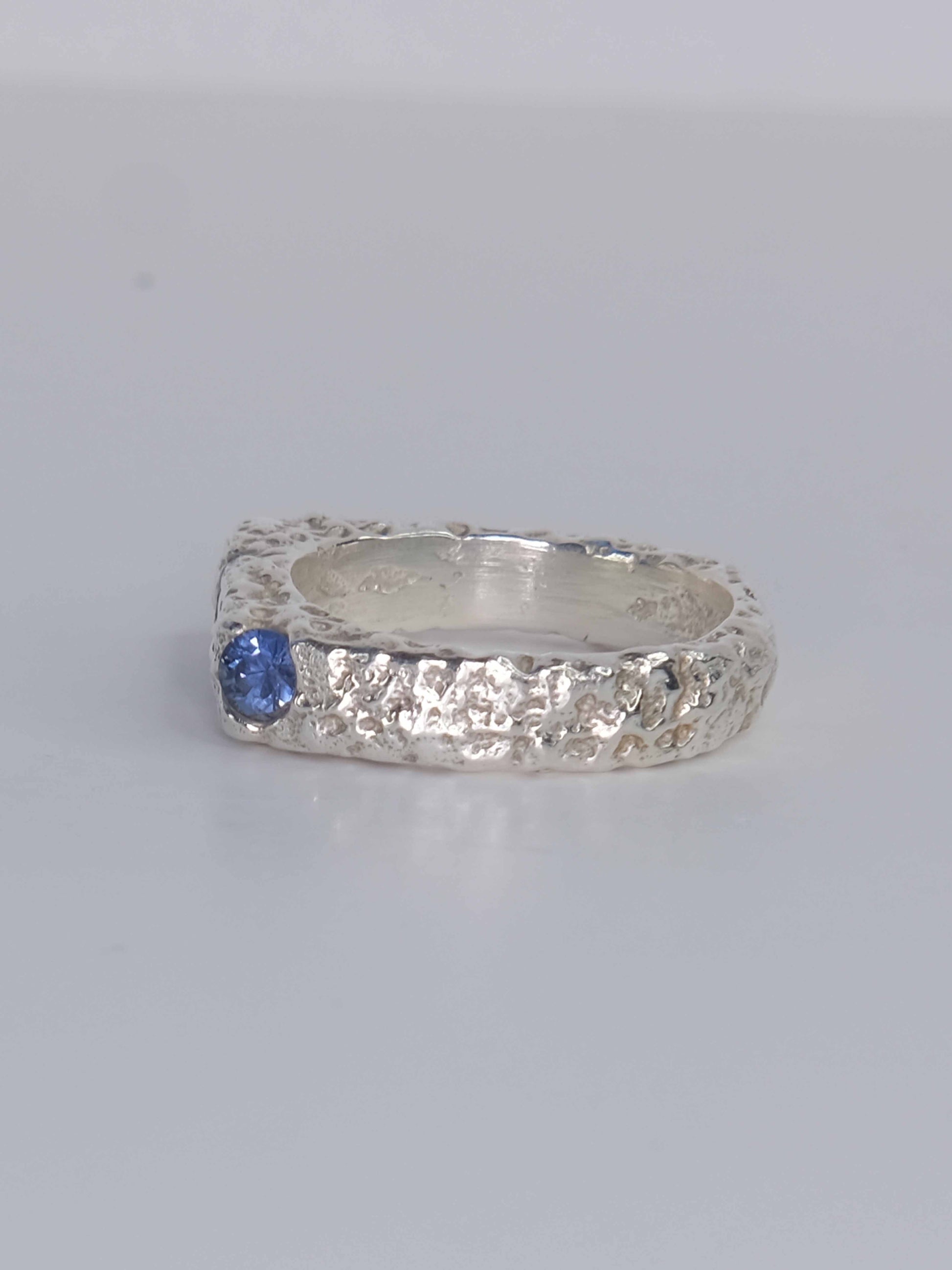 Handgefertigter Dune Siegelring aus 925 Sterling-Silber mit strukturierter Oberfläche in schlanker Form, durch Sandguss gefertigt und mit zwei blauen Saphiren – designed und made in Berlin.