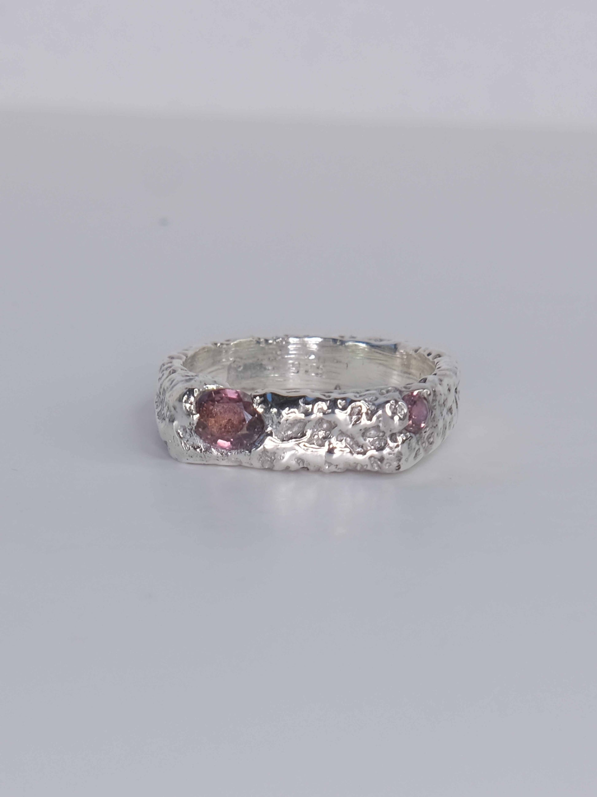 Handgefertigter Ring aus 925 Sterling-Silber strukturierter Oberfläche, durch Sandguss gefertigt, und pink braun Saphire – designed und made in Berlin.