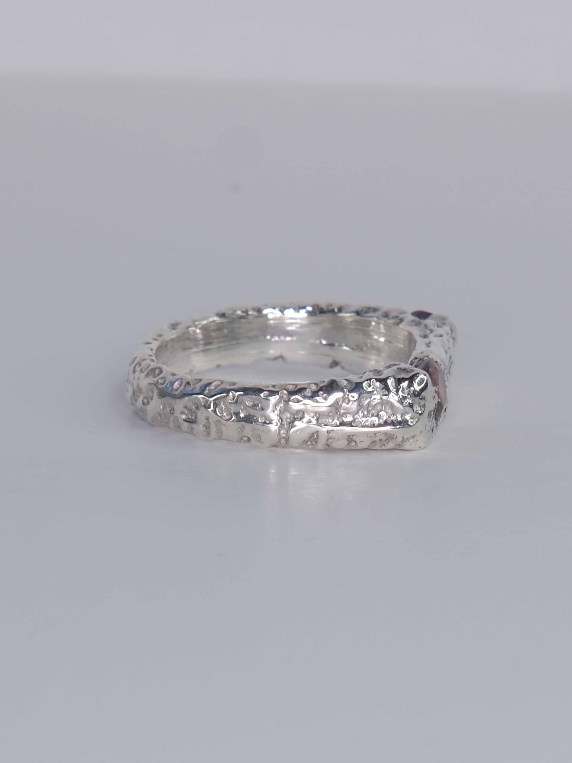 Handgefertigter Ring aus 925 Sterling-Silber strukturierter Oberfläche, durch Sandguss gefertigt, und pink braun Saphire – designed und made in Berlin.