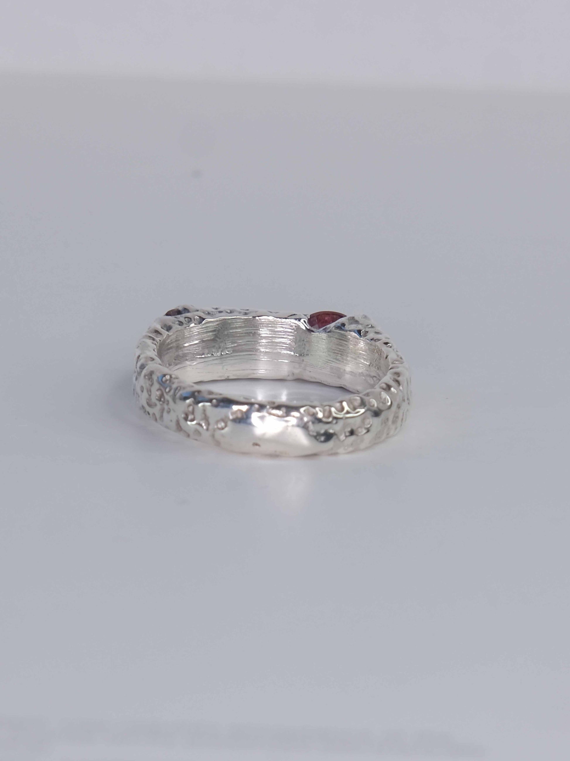 Handgefertigter Ring aus 925 Sterling-Silber strukturierter Oberfläche, durch Sandguss gefertigt, und pink braun Saphire – designed und made in Berlin.