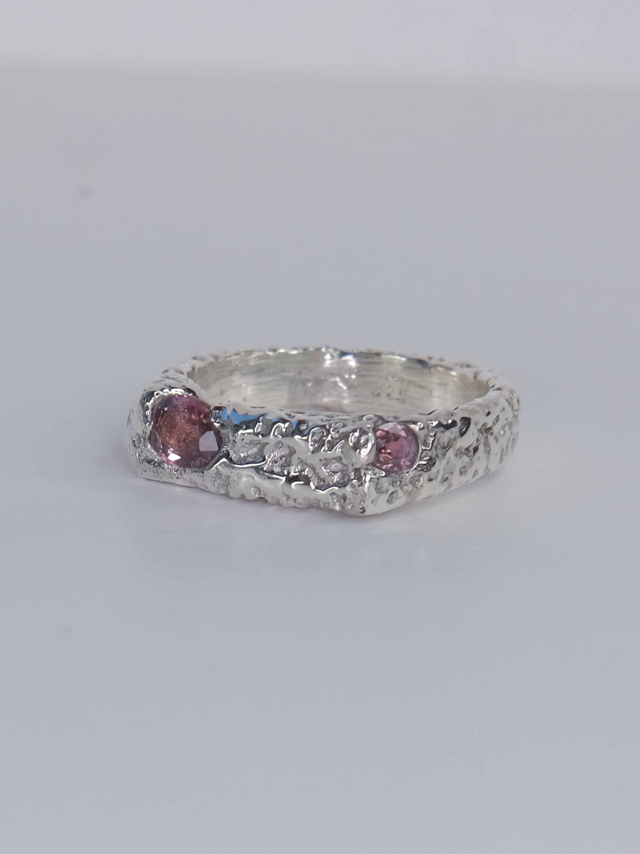 Handgefertigter Ring aus 925 Sterling-Silber strukturierter Oberfläche, durch Sandguss gefertigt, und pink braun Saphire – designed und made in Berlin.