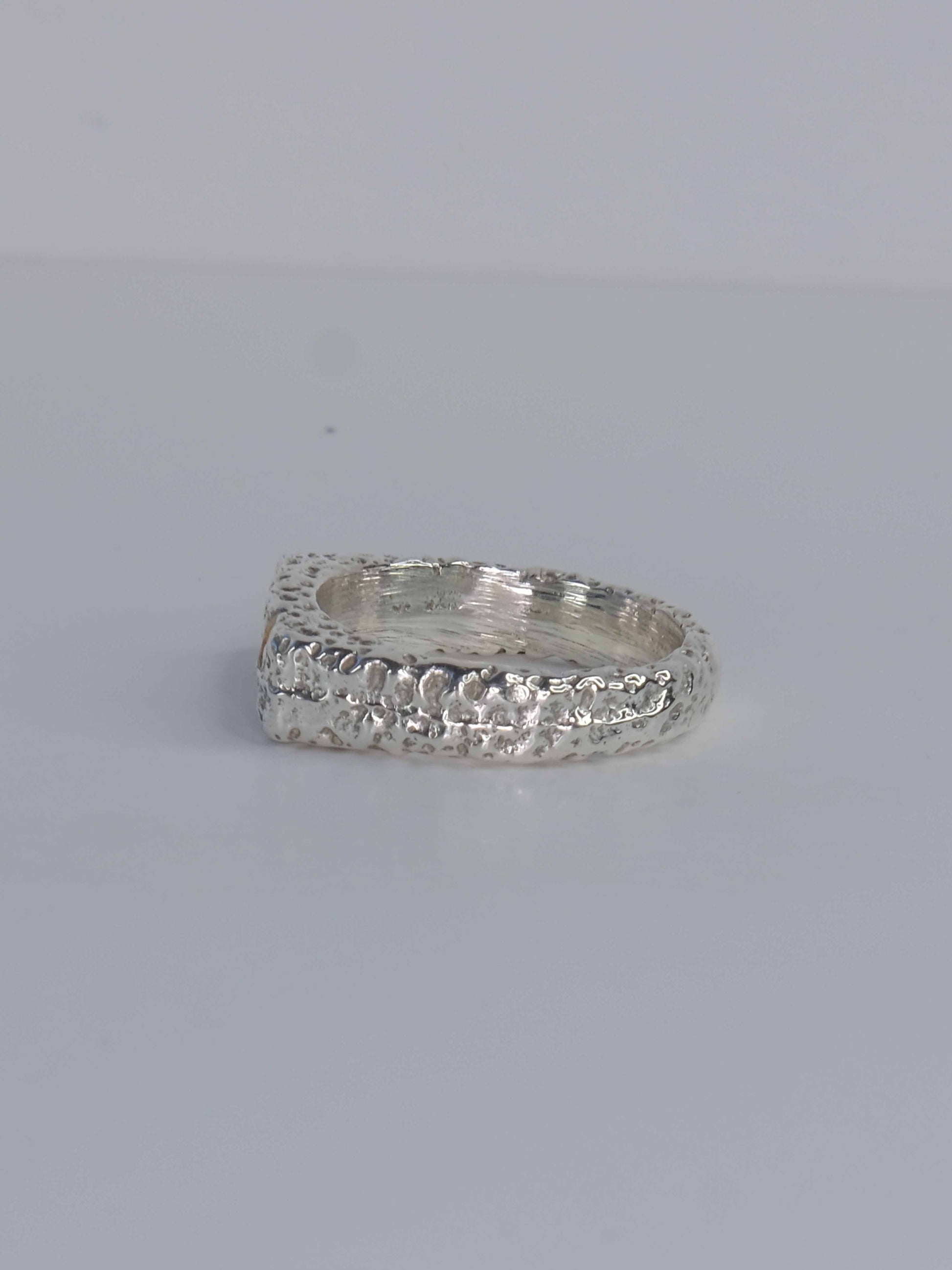 Handgefertigter Dune Siegelring aus 925 Sterling-Silber mit strukturierter Oberfläche in schlanker Form, durch Sandguss gefertigt und mit zwei violett und gelb und auburn braun Saphiren – designed und made in Berlin.