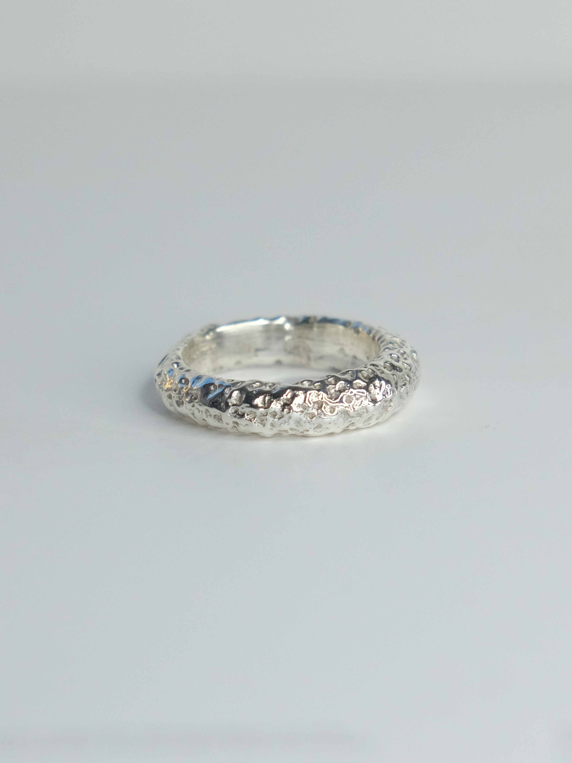 Handgefertigter Ring aus 925 Sterling-Silber strukturierter Oberfläche, durch Sandguss gefertigt – designed und made in Berlin.