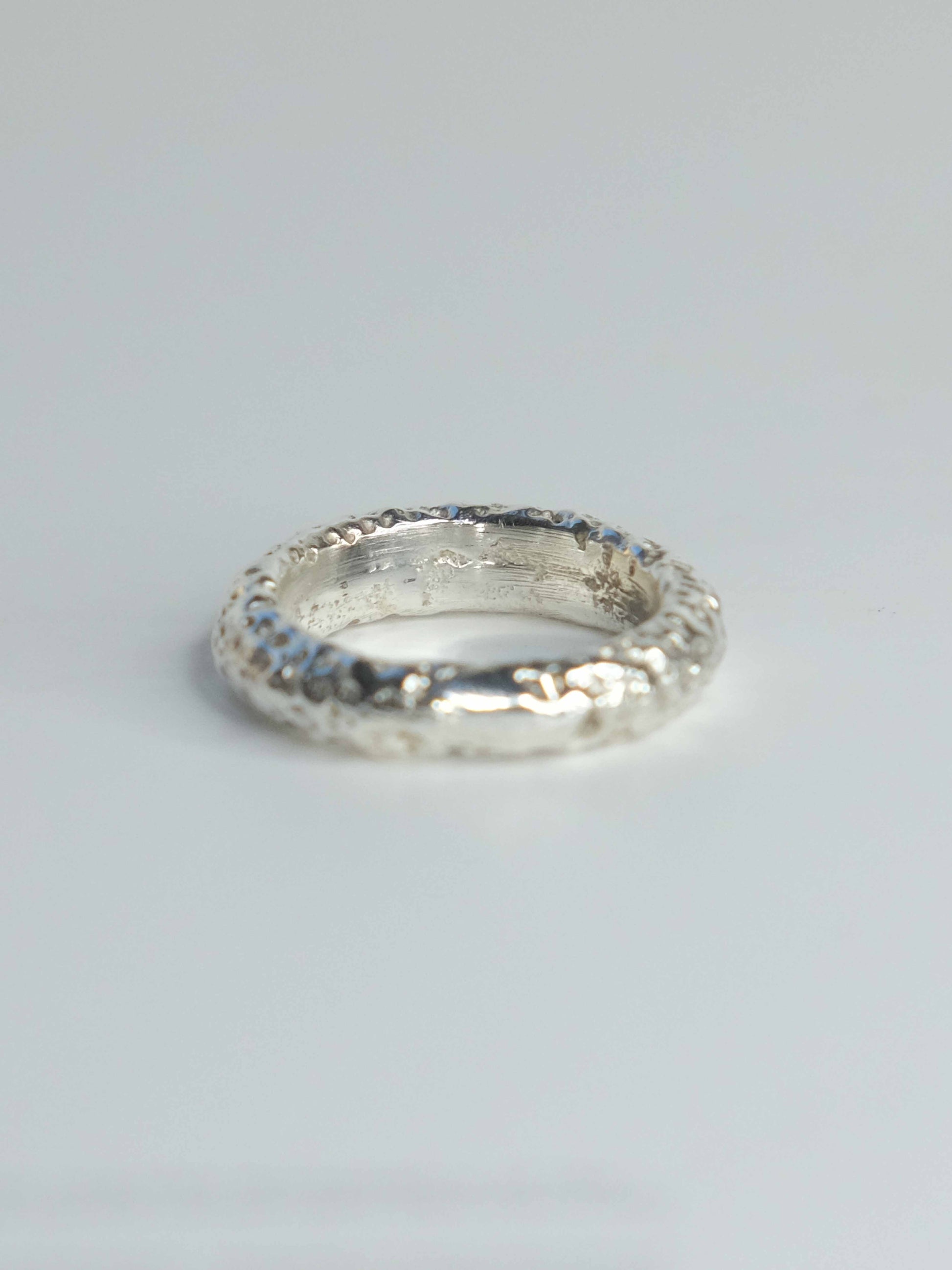 Handgefertigter Ring aus 925 Sterling-Silber strukturierter Oberfläche, durch Sandguss gefertigt – designed und made in Berlin.