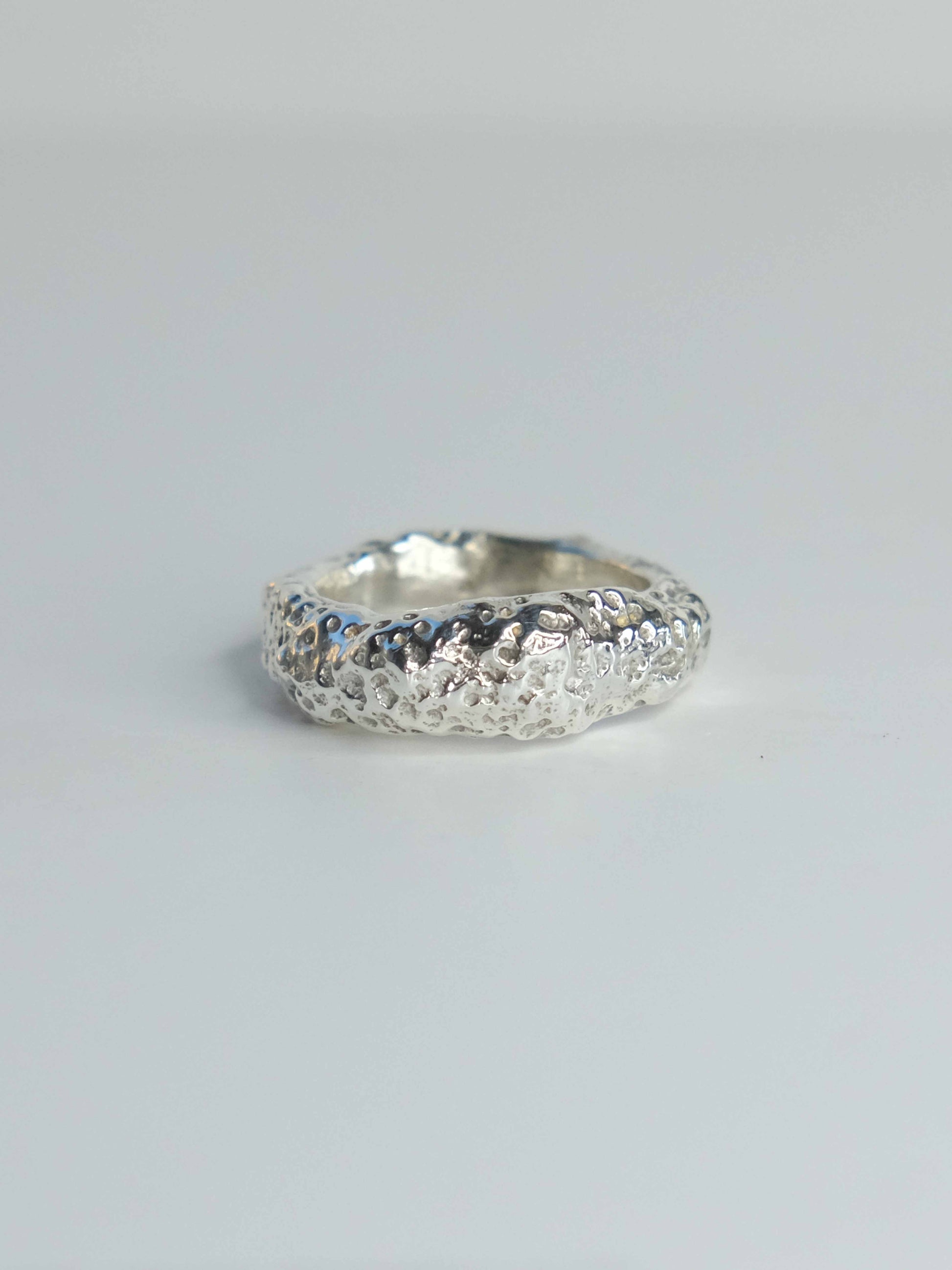 Handgefertigter Ring aus 925 Sterling-Silber strukturierter Oberfläche, durch Sandguss gefertigt – designed und made in Berlin.