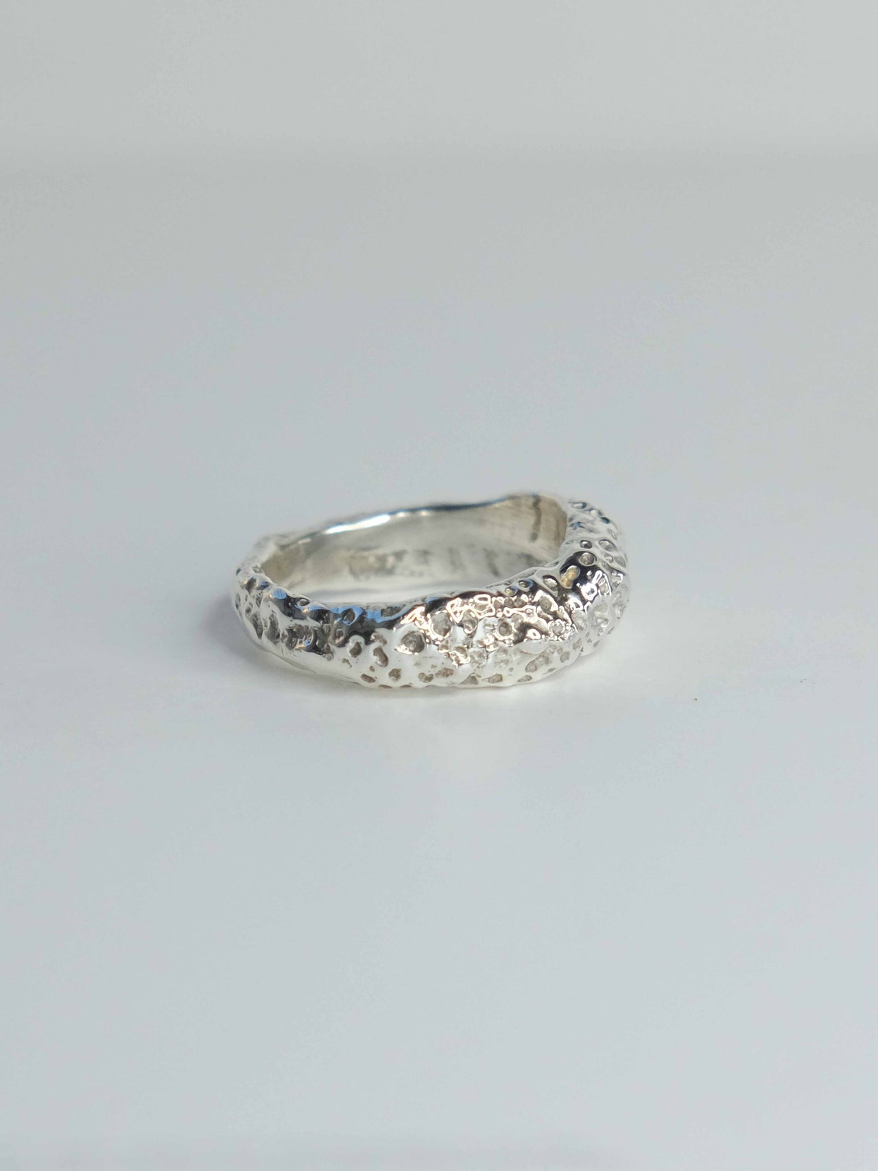 Handgefertigter Ring aus 925 Sterling-Silber strukturierter Oberfläche, durch Sandguss gefertigt – designed und made in Berlin.