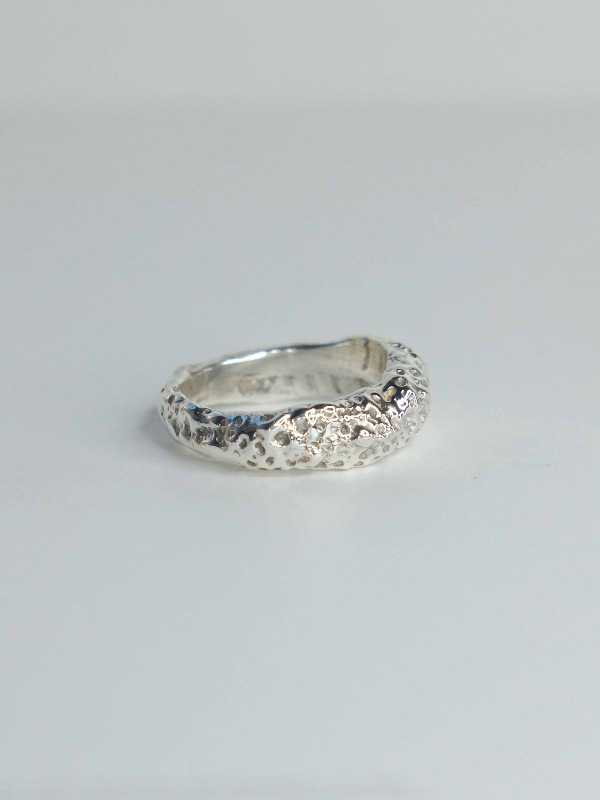 Handgefertigter Ring aus 925 Sterling-Silber strukturierter Oberfläche, durch Sandguss gefertigt – designed und made in Berlin.