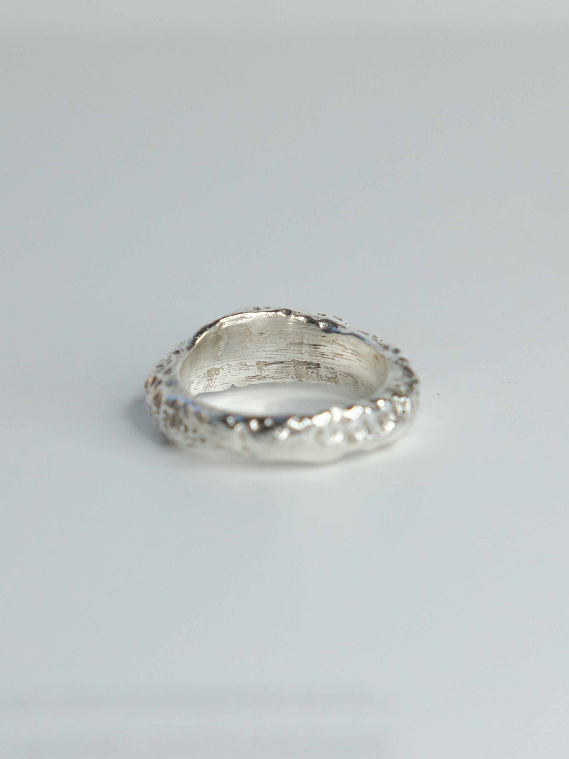 Handgefertigter Ring aus 925 Sterling-Silber strukturierter Oberfläche, durch Sandguss gefertigt – designed und made in Berlin.