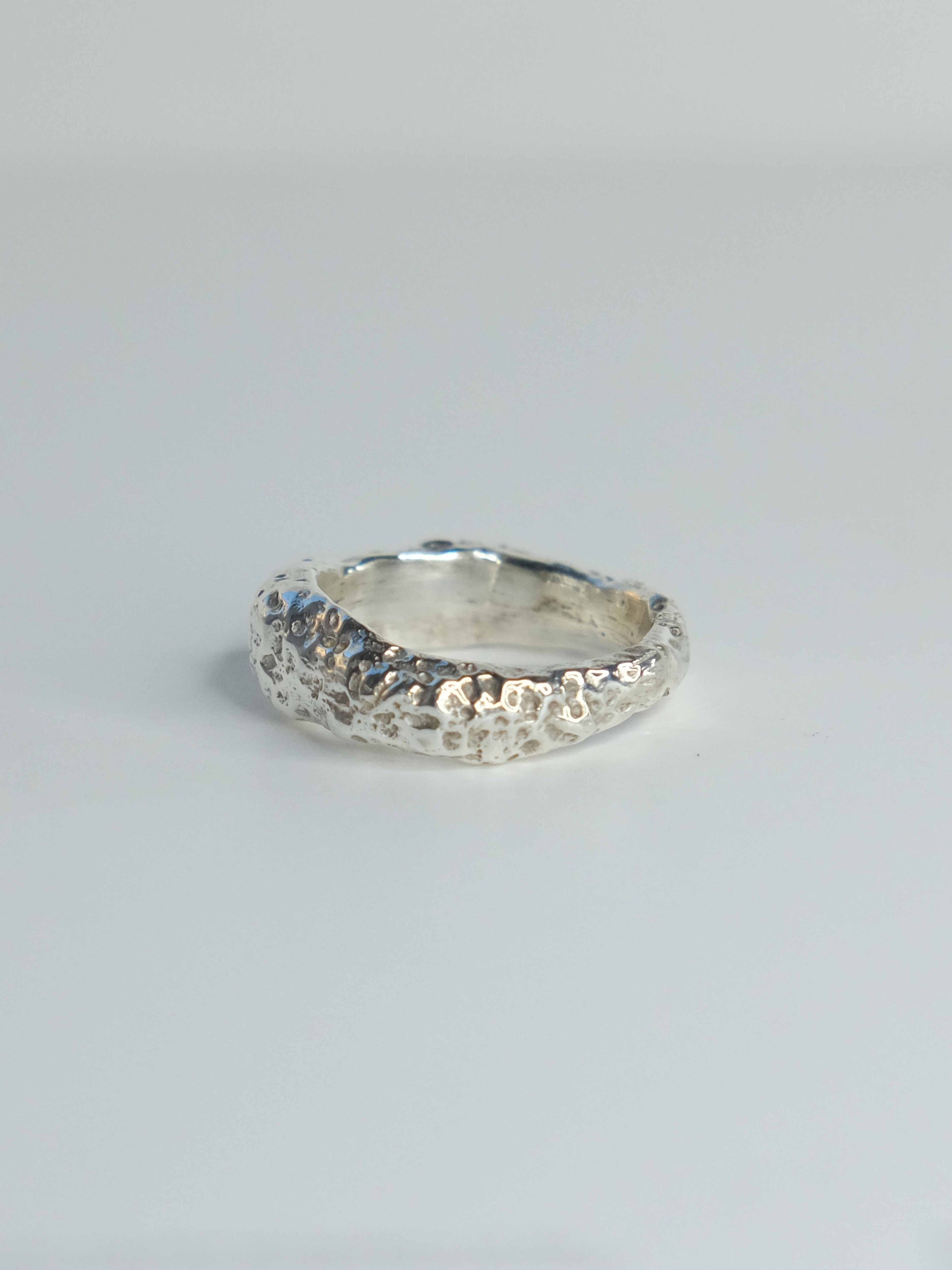 Handgefertigter Ring aus 925 Sterling-Silber strukturierter Oberfläche, durch Sandguss gefertigt – designed und made in Berlin.