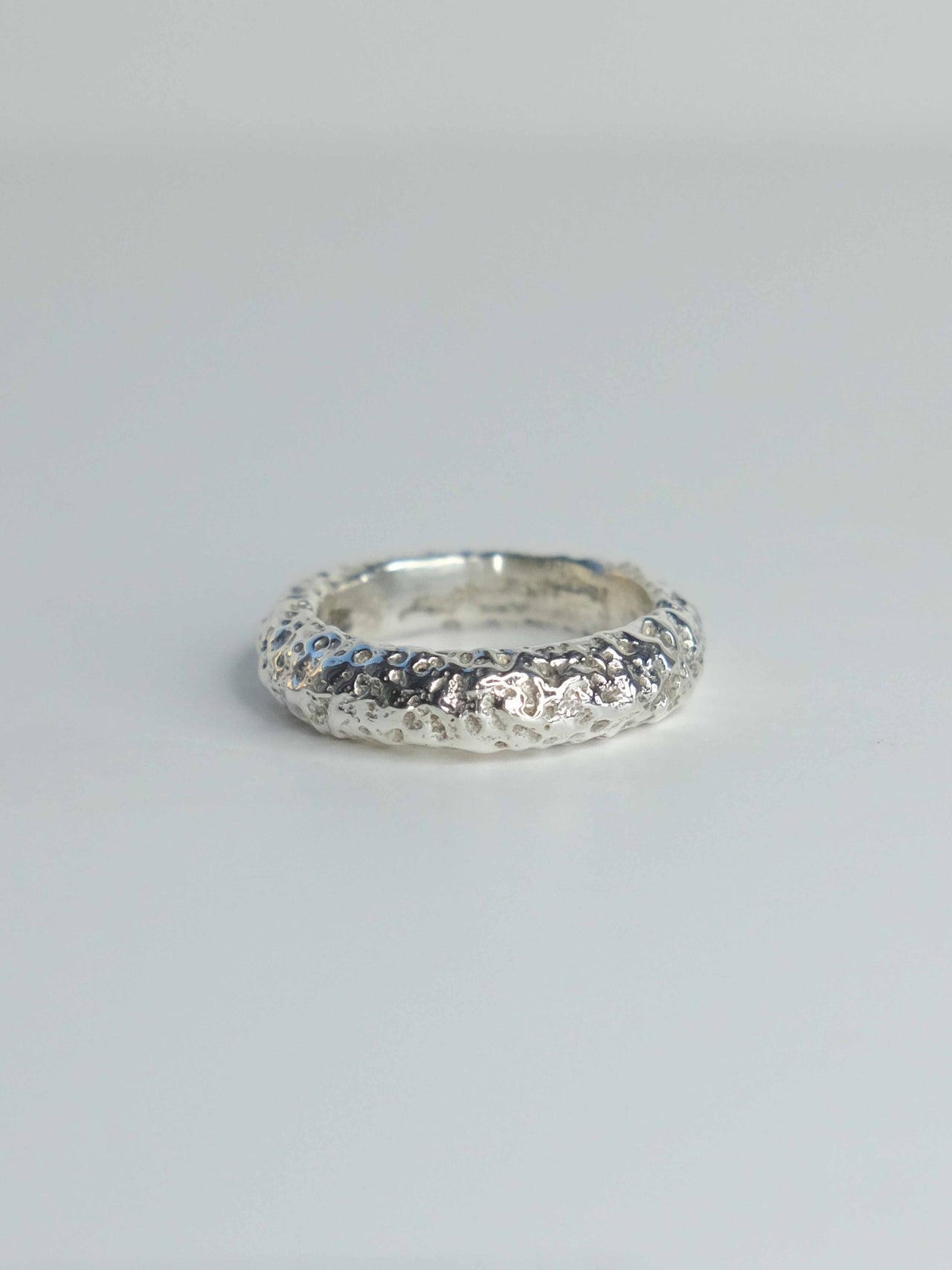 Handgefertigter Ring aus 925 Sterling-Silber strukturierter Oberfläche, durch Sandguss gefertigt – designed und made in Berlin.