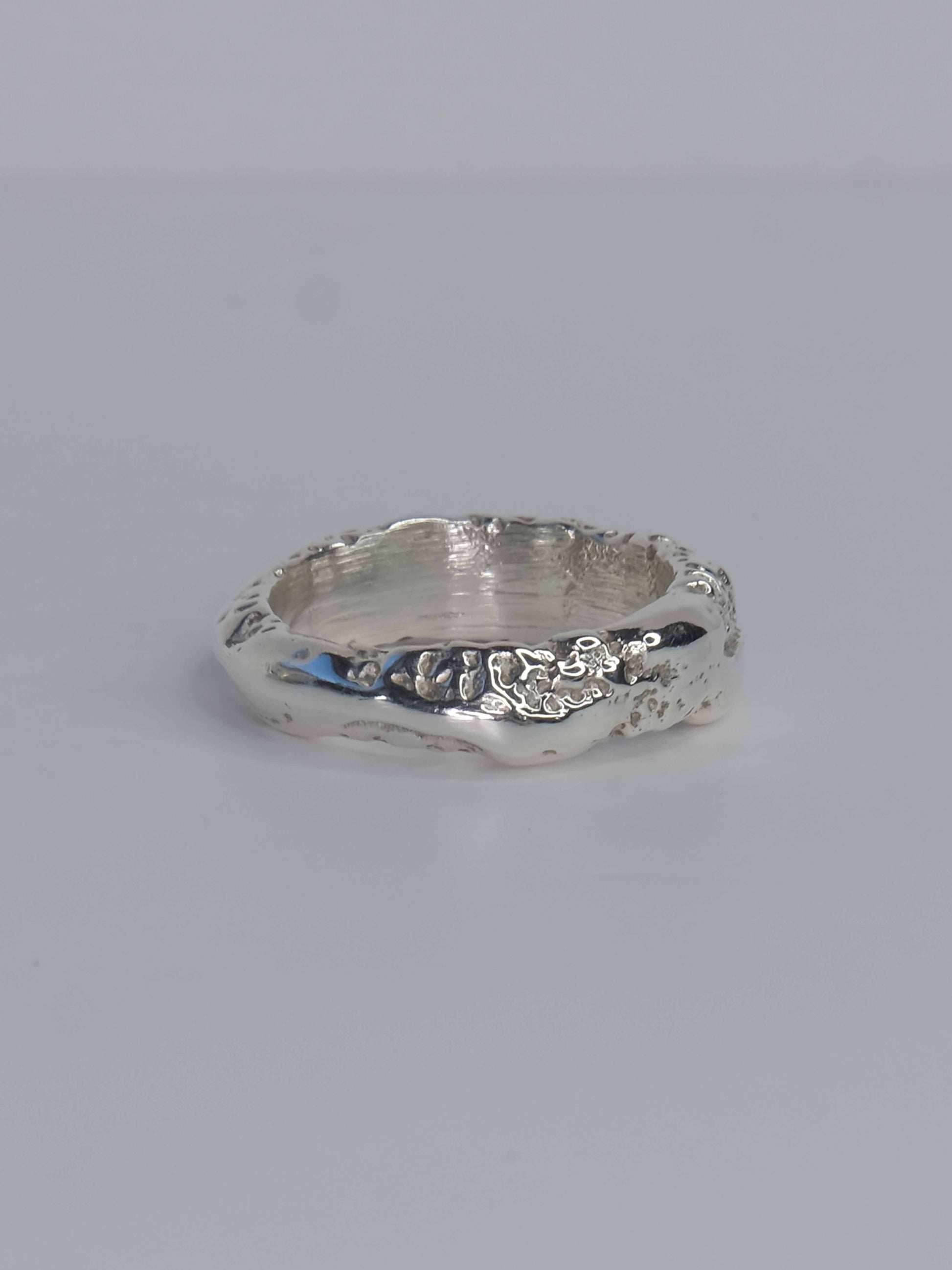 Handgefertigter Ring aus 925 Sterling-Silber strukturierter Oberfläche, durch Sandguss gefertigt – designed und made in Berlin.