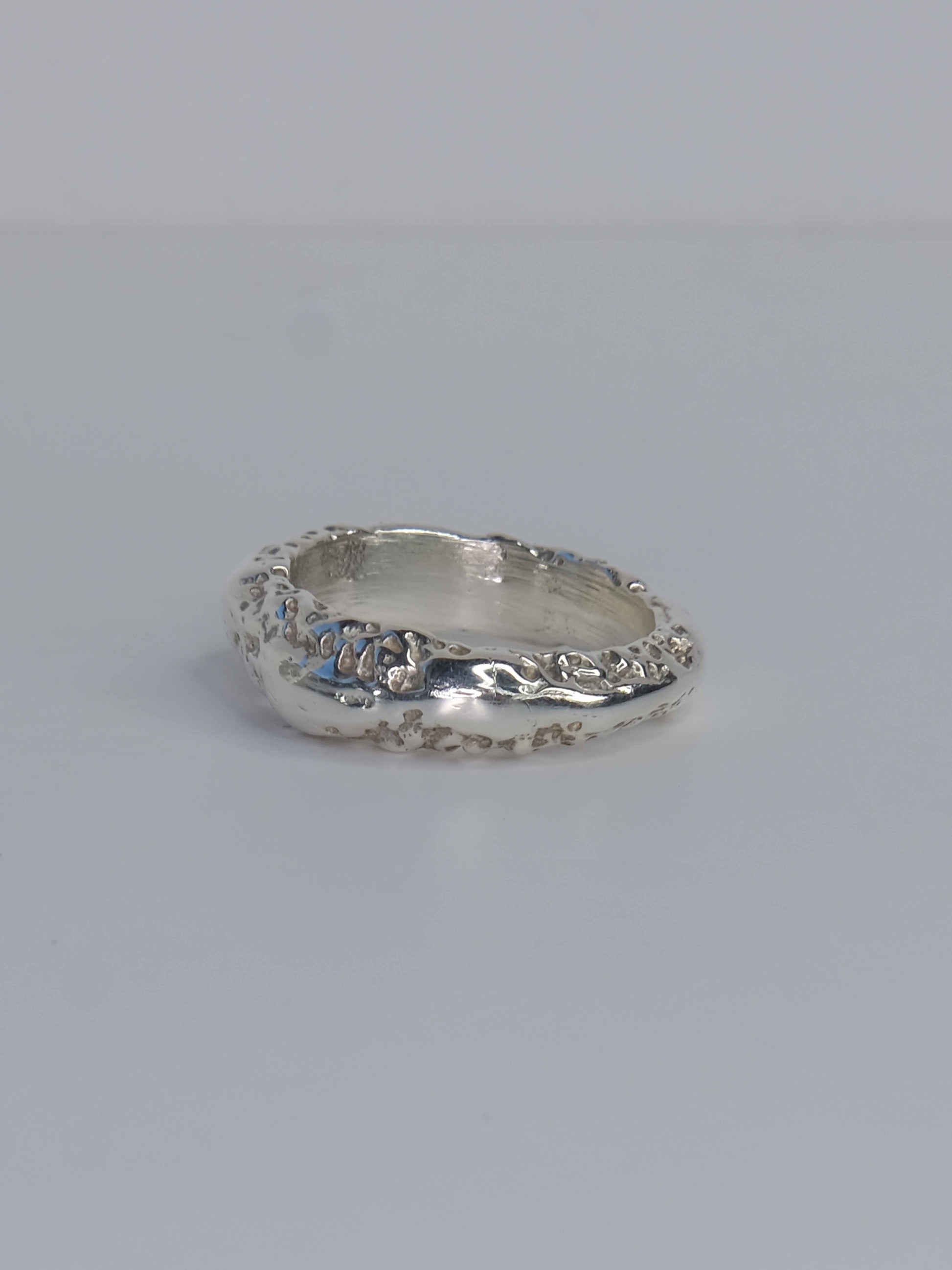 Handgefertigter Ring aus 925 Sterling-Silber strukturierter Oberfläche, durch Sandguss gefertigt – designed und made in Berlin.