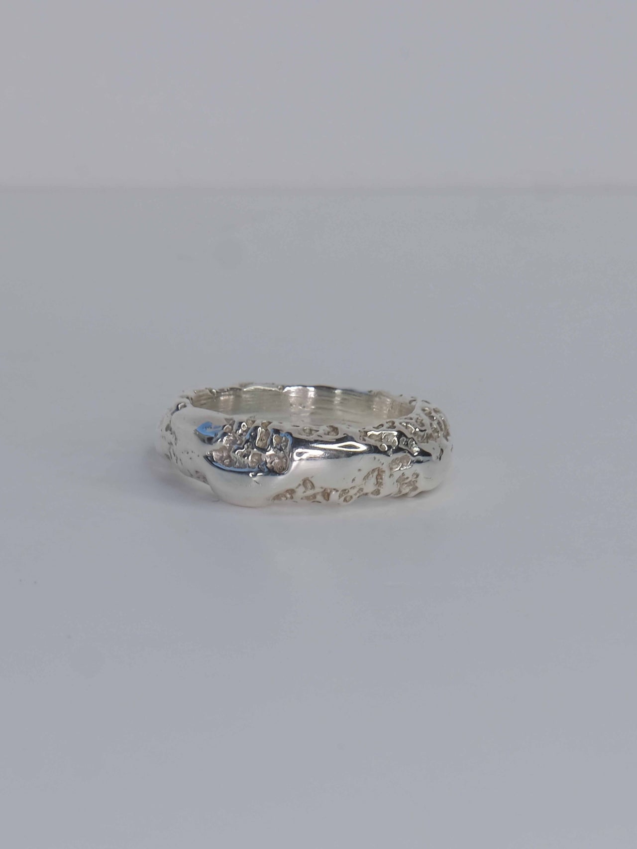 Handgefertigter Ring aus 925 Sterling-Silber strukturierter Oberfläche, durch Sandguss gefertigt – designed und made in Berlin.