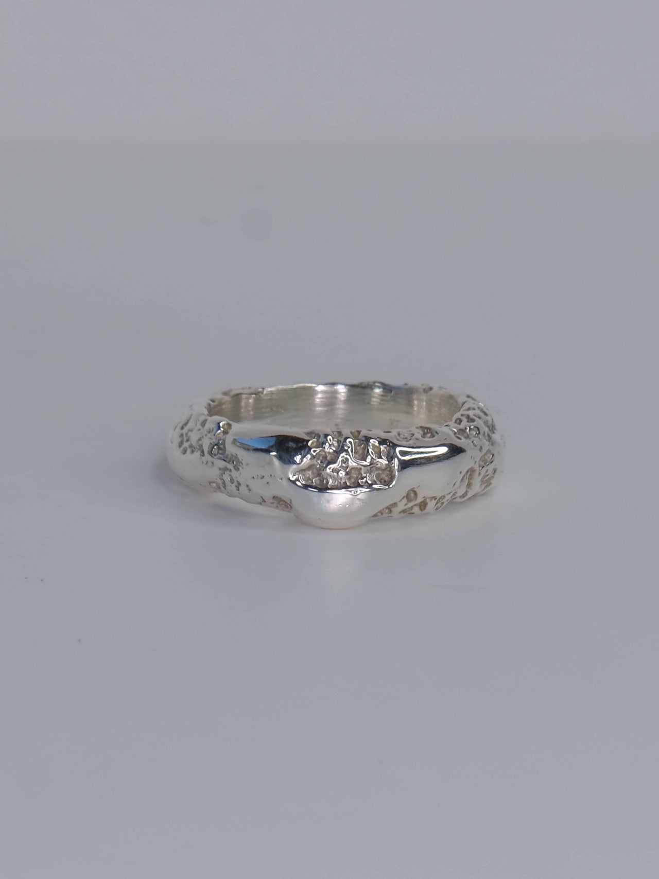 Handgefertigter Ring aus 925 Sterling-Silber strukturierter Oberfläche, durch Sandguss gefertigt – designed und made in Berlin.