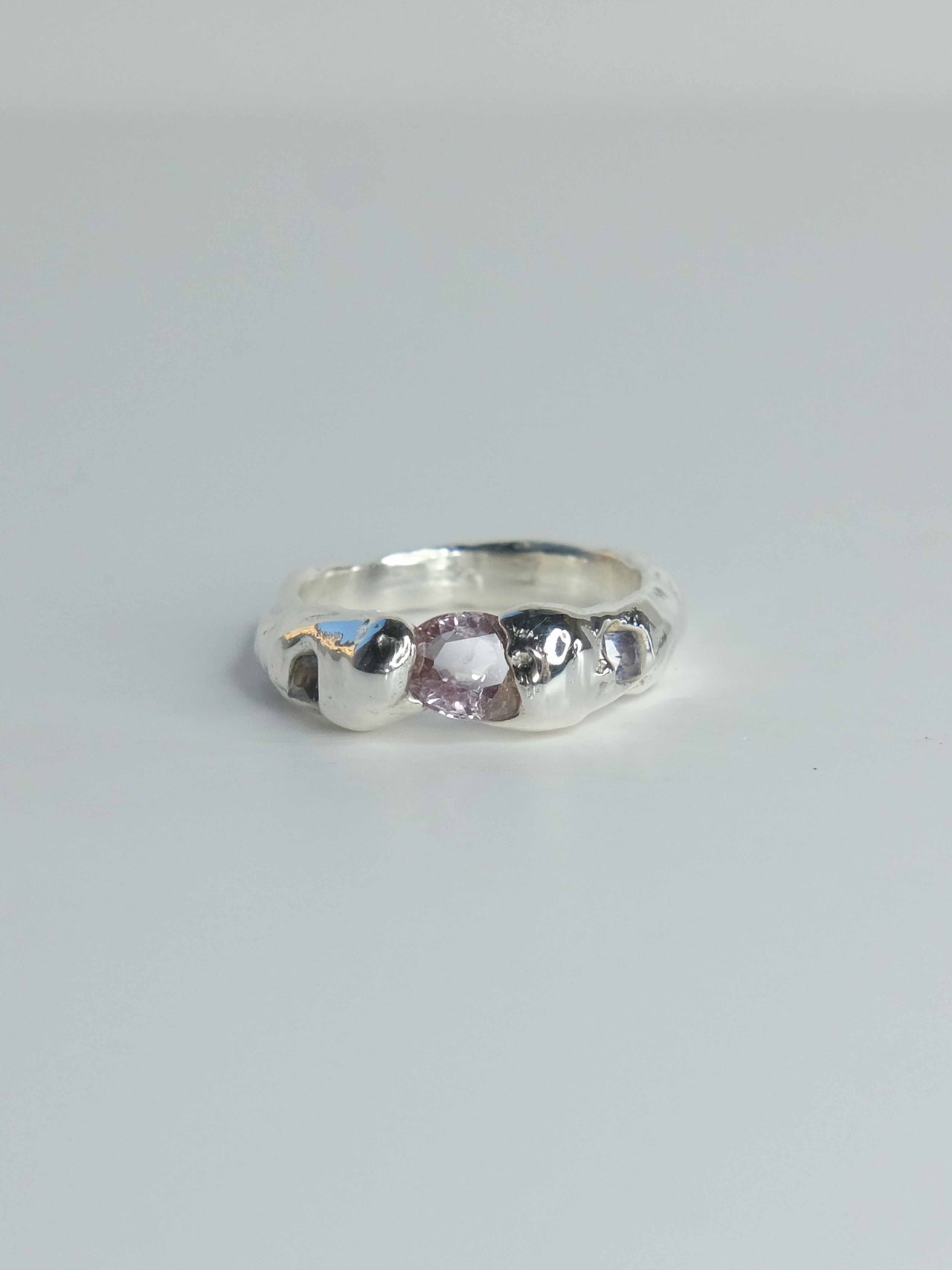 Nova Ring aus 925 Sterling-Silber mit organisch geformter Silhouette und funkelnden Saphiren in lavendel. Handgefertigt und designed in Berlin.