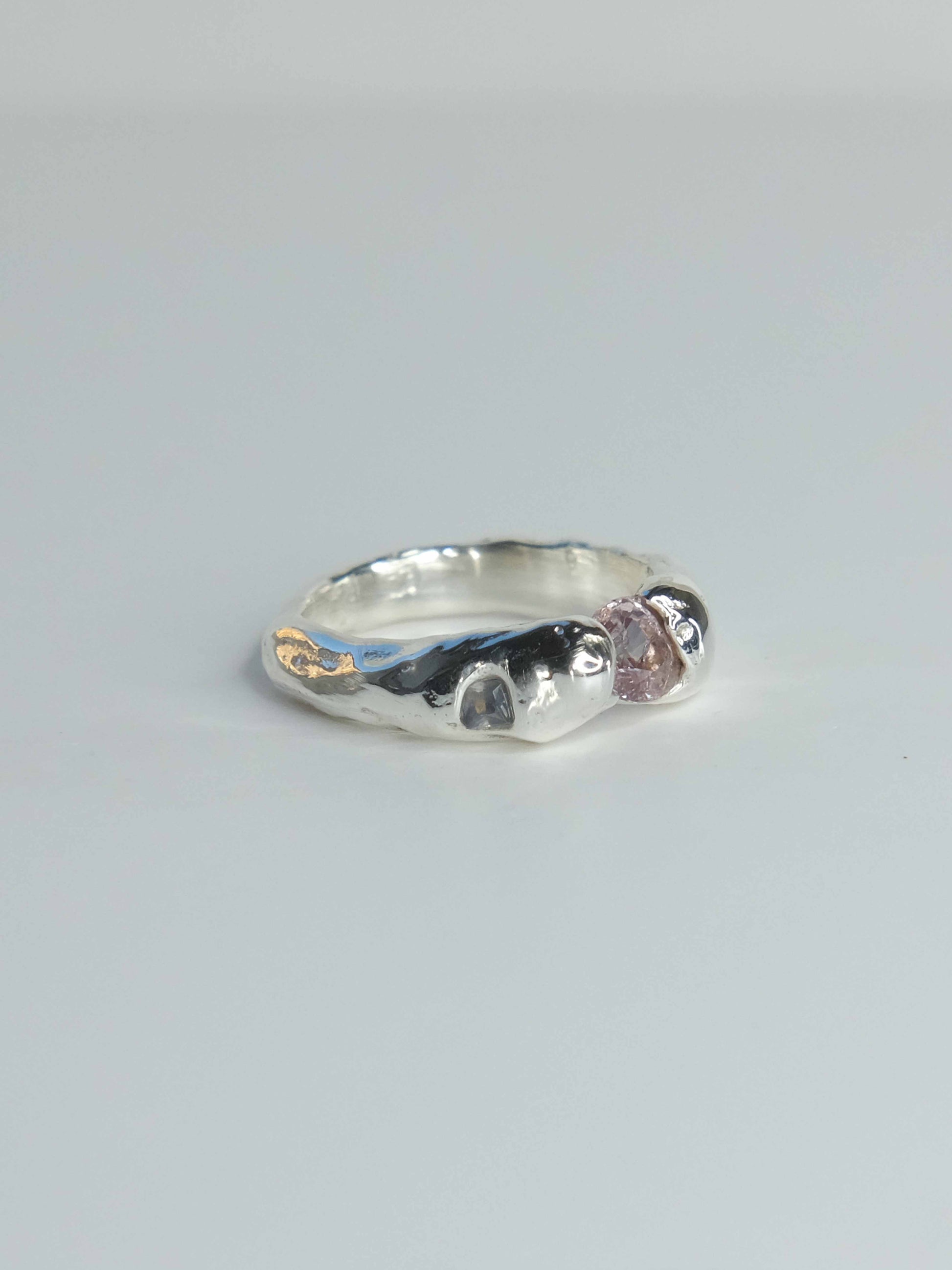 Nova Ring aus 925 Sterling-Silber mit organisch geformter Silhouette und funkelnden Saphiren in lavendel. Handgefertigt und designed in Berlin.