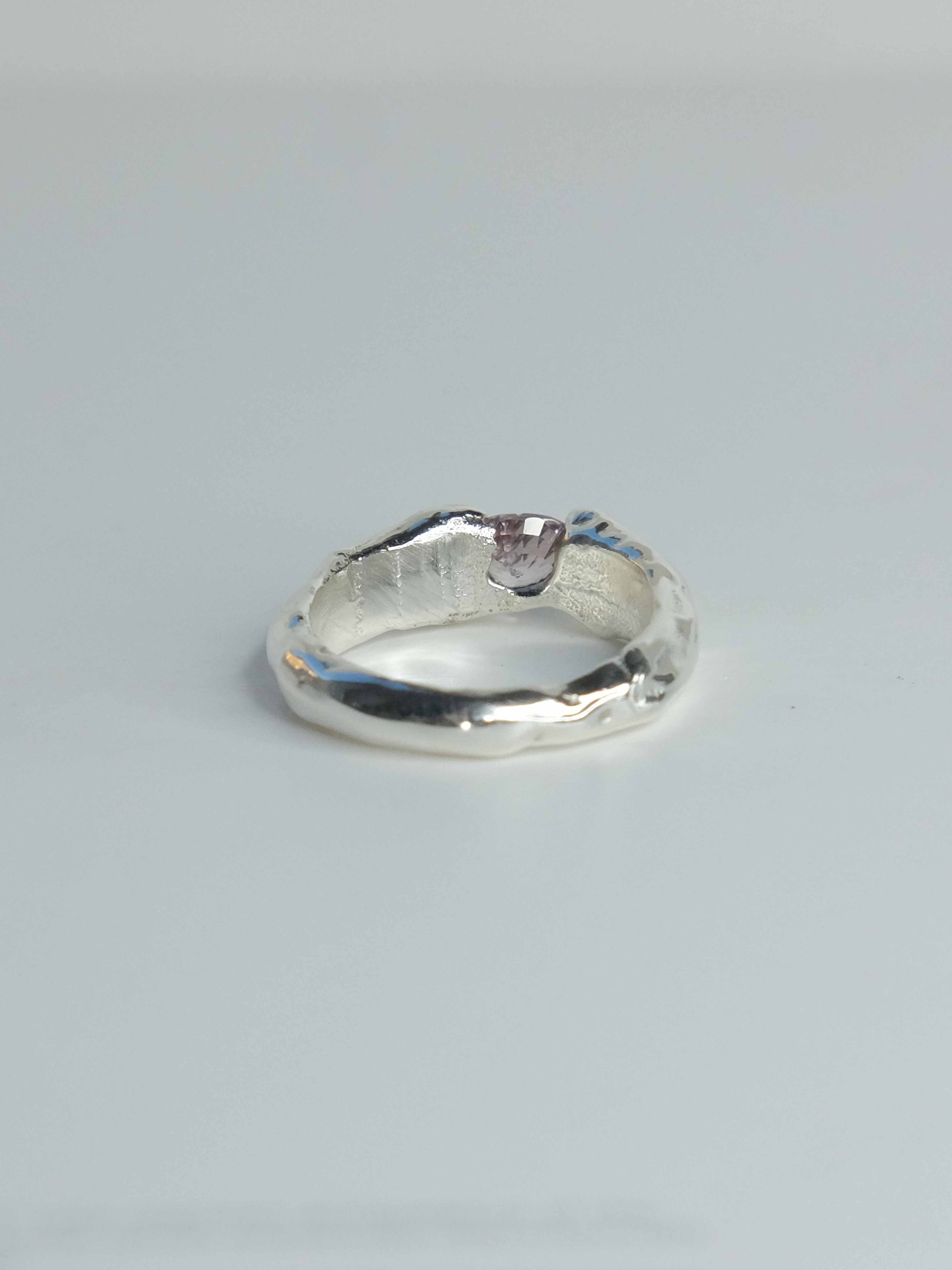 Nova Ring aus 925 Sterling-Silber mit organisch geformter Silhouette und funkelnden Saphiren in lavendel. Handgefertigt und designed in Berlin.