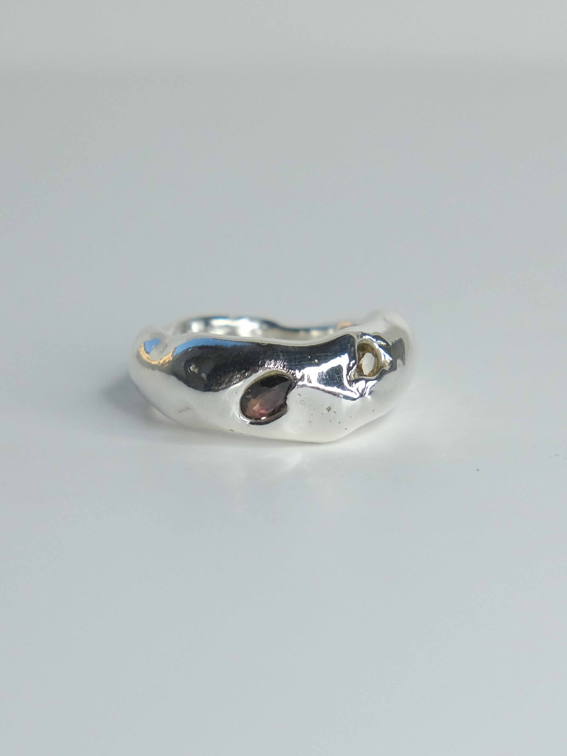 Nova Ring aus 925 Sterling-Silber mit organisch geformter Silhouette und funkelnden Saphiren in Gelb- und Lilatönen. Handgefertigt und designed in Berlin.