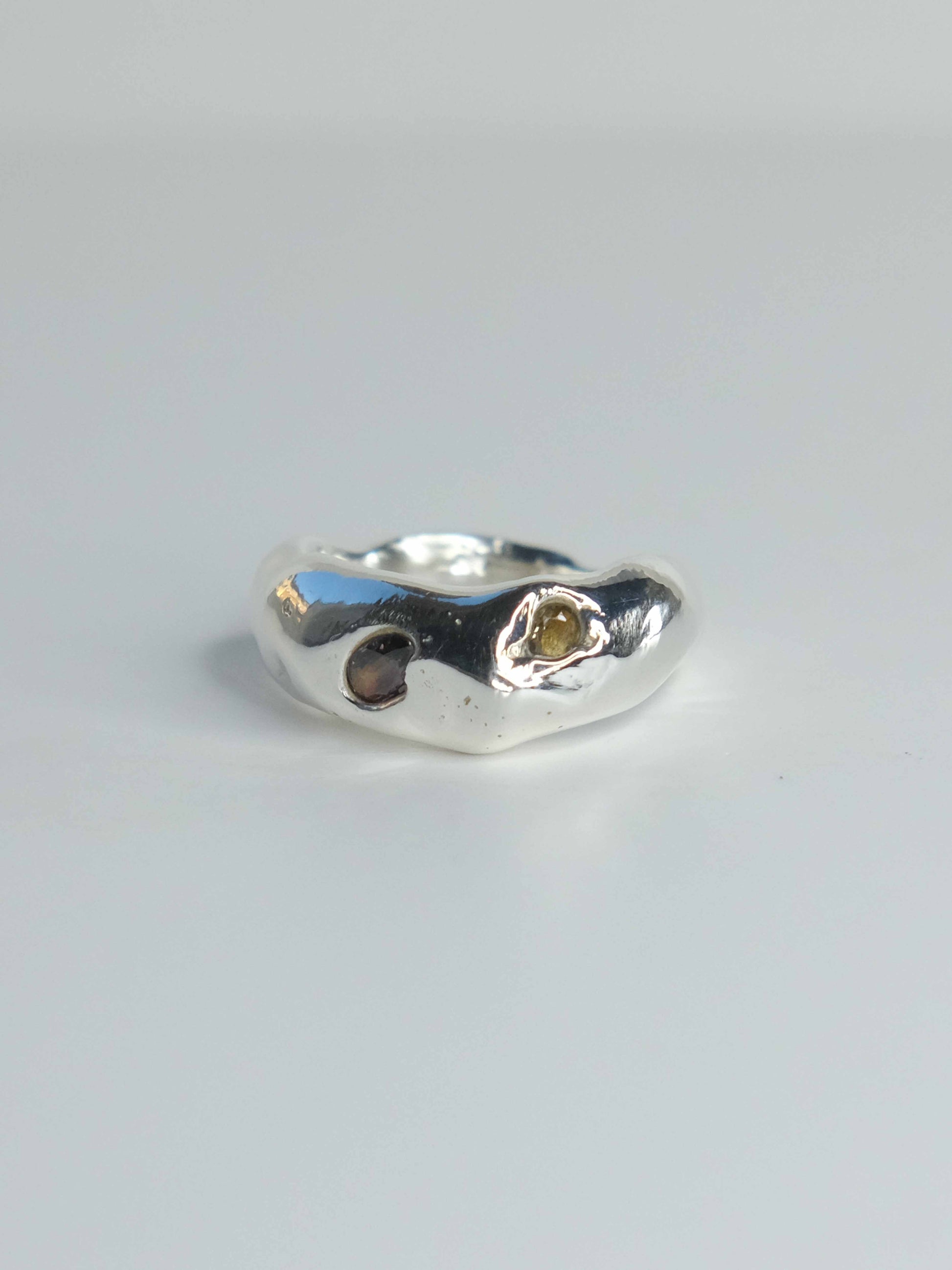 Nova Ring aus 925 Sterling-Silber mit organisch geformter Silhouette und funkelnden Saphiren in Gelb- und Lilatönen. Handgefertigt und designed in Berlin.