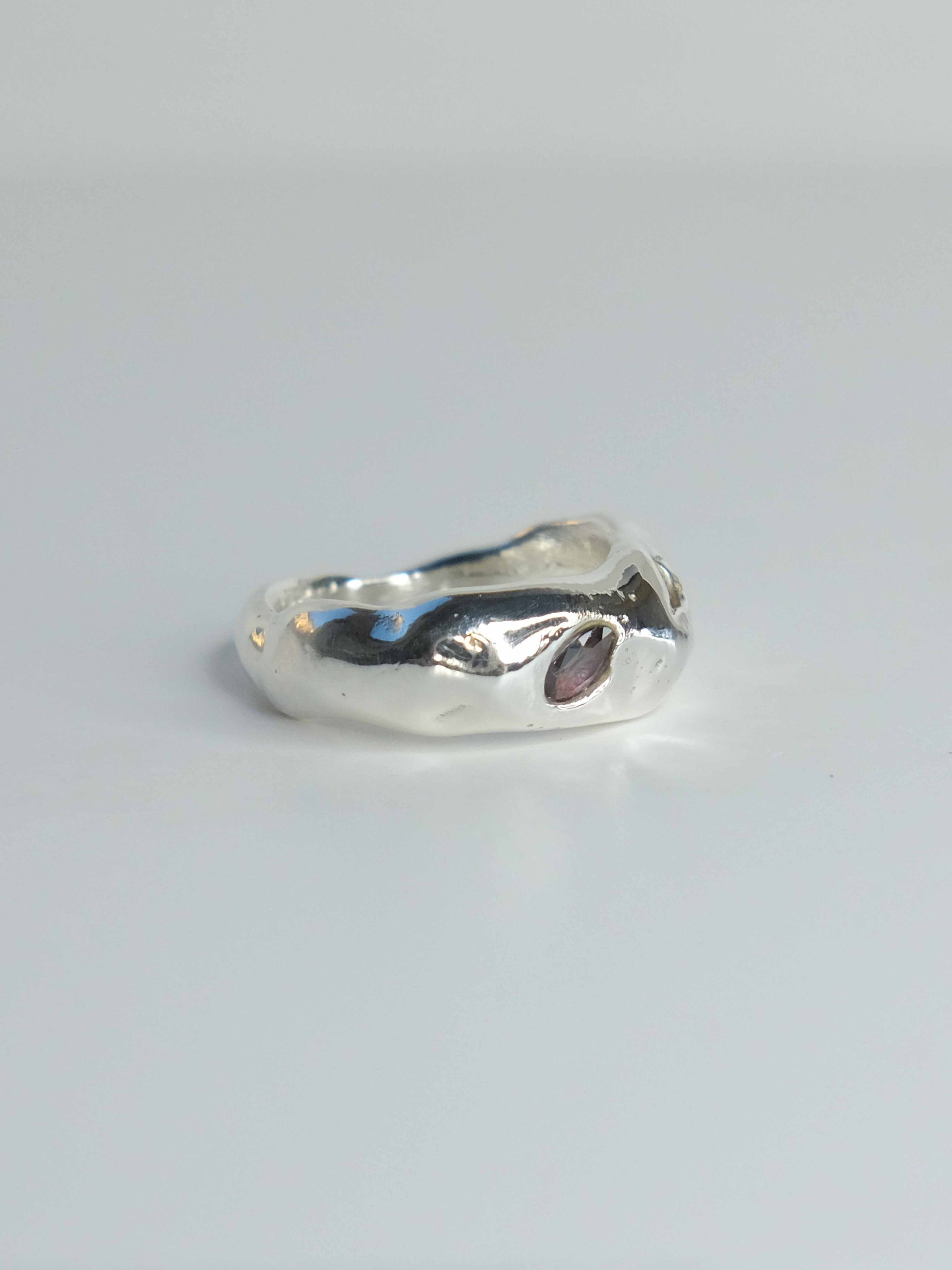 Nova Ring aus 925 Sterling-Silber mit organisch geformter Silhouette und funkelnden Saphiren in Gelb- und Lilatönen. Handgefertigt und designed in Berlin.